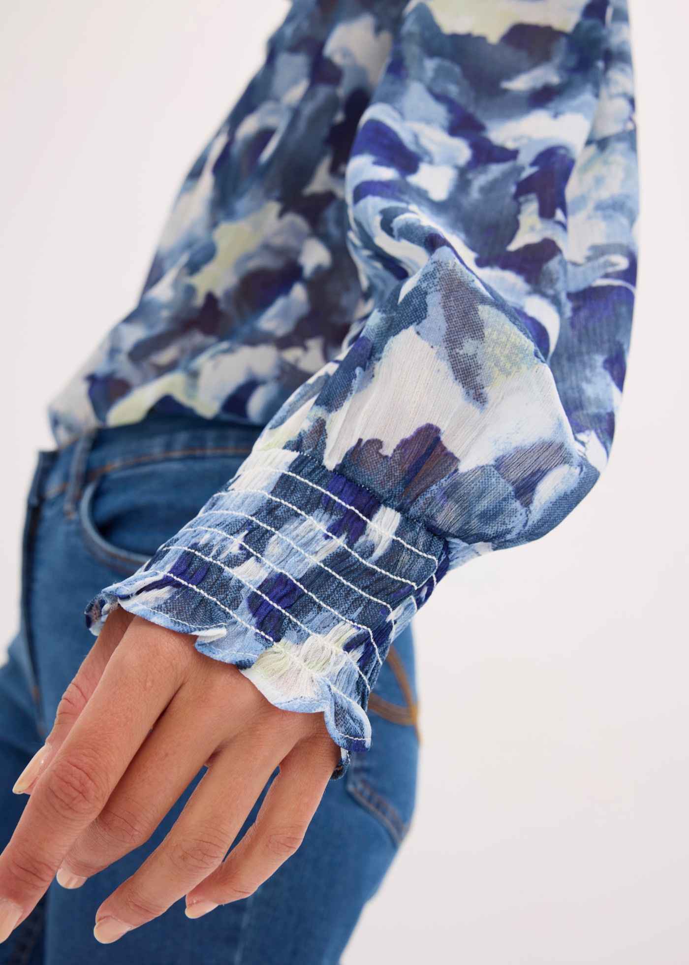 bonprix Chiffonbluse mit floralem Print, figurumspielende Passform, ohne Kragen