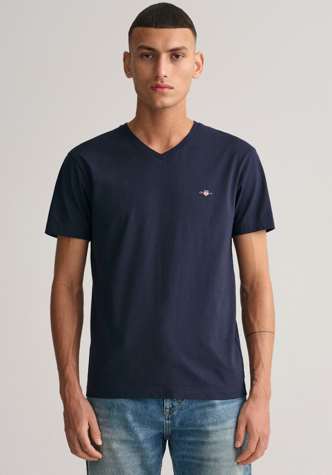 Gant T-Shirt Brust SHIELD kaufen der T-SHIRT«, kleinen OTTO »SLIM auf mit einer bei online Logostickerei V-NECK