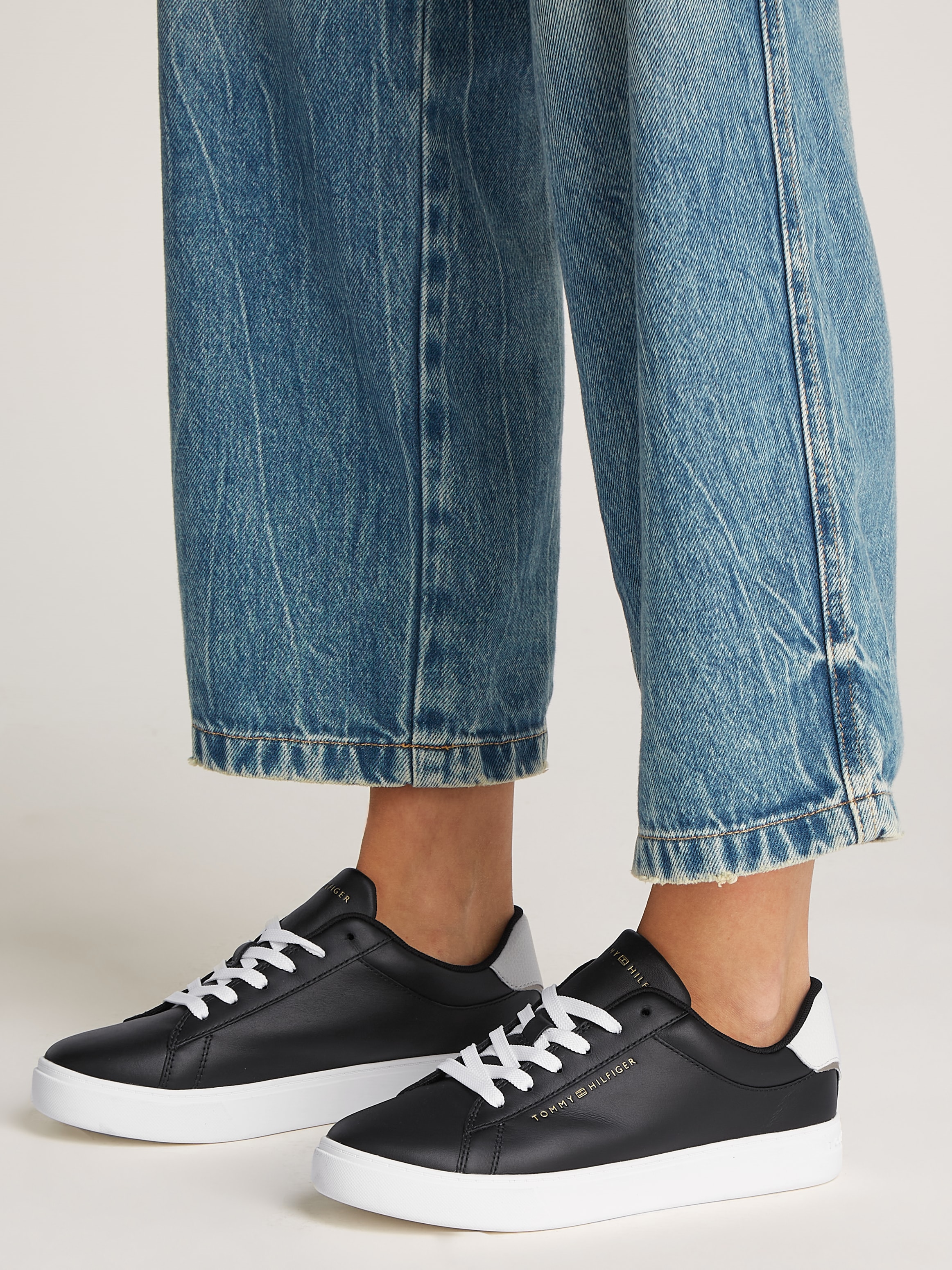Tommy Hilfiger Plateausneaker »ESSENTIAL COURT SNEAKER«, Freizeitschuh, Halbschuh, Schnürschuh mit Logoschriftzug