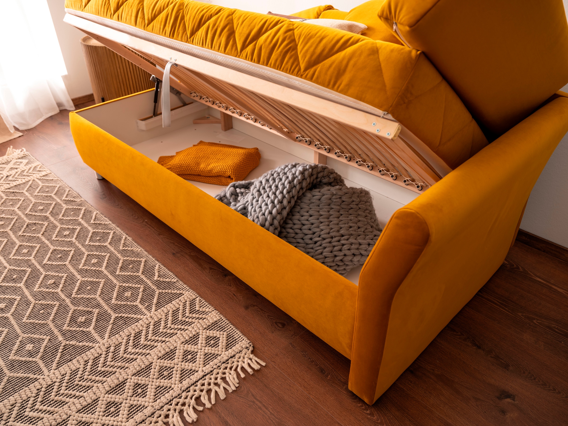 alina Schlafsofa »Lindsay«, Bettkasten, Zierkissen-Set aus: 2 Stk. 40x40cm, 1 Stk. 30x30cm