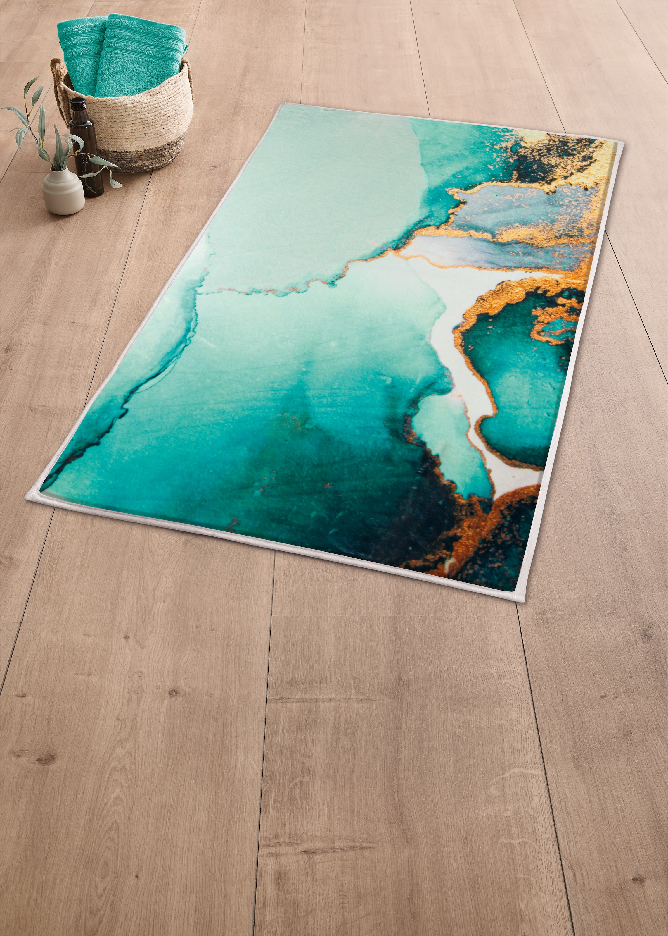 Kleine Wolke Badematte »Teal« Höhe 5 mm rutschhemmend beschichtet fußbodenheizungsgeeignet bedruckt, Marmor Design, goldfarbene Akzente, weich & kuschelig