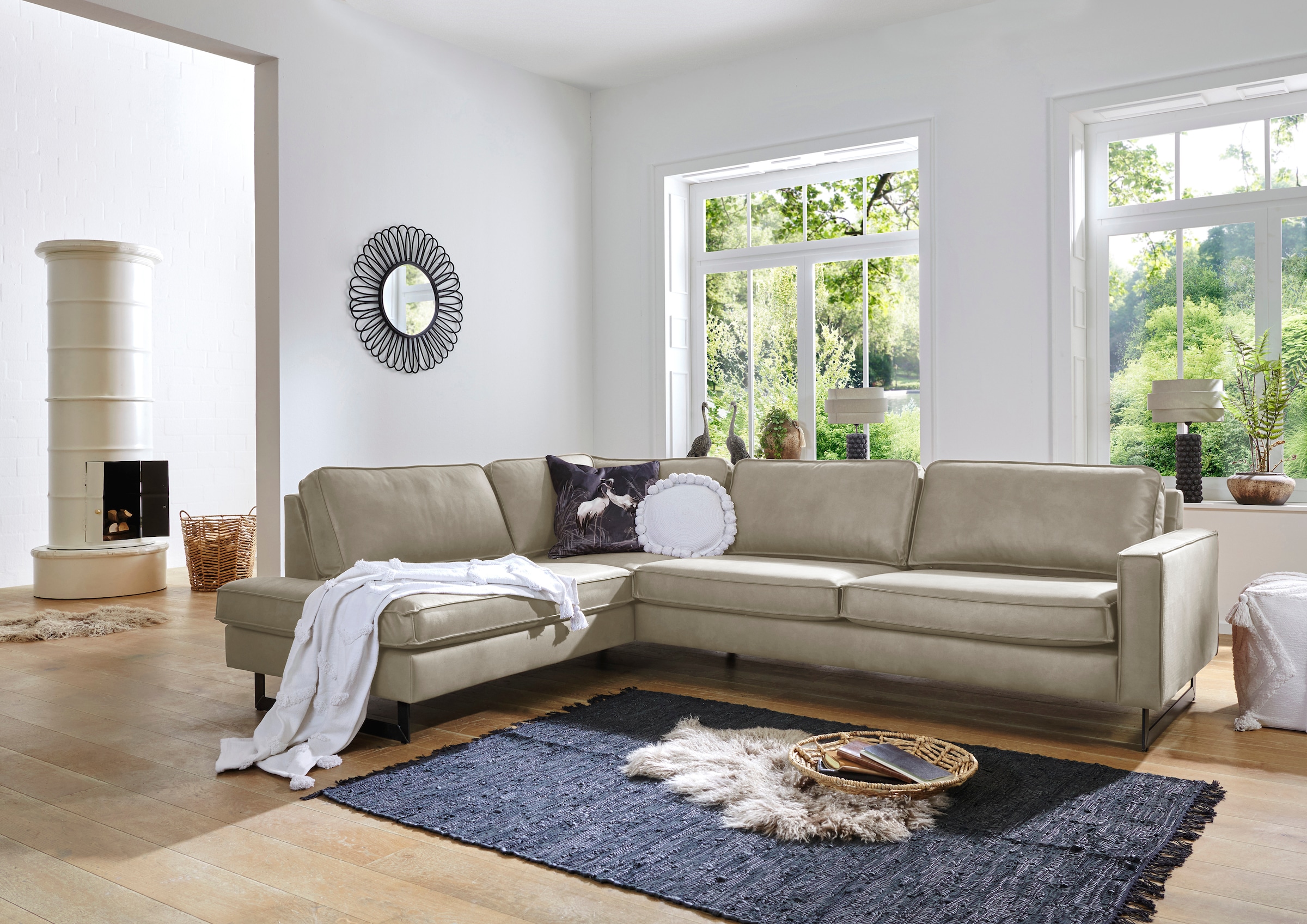Places of Style Ecksofa »Pinto, 290 cm, Cord, Chenille, Lederoptik, Ottomane links / rechts«, mit Keder, schwarze Metallfüße, Wellenunterfederung