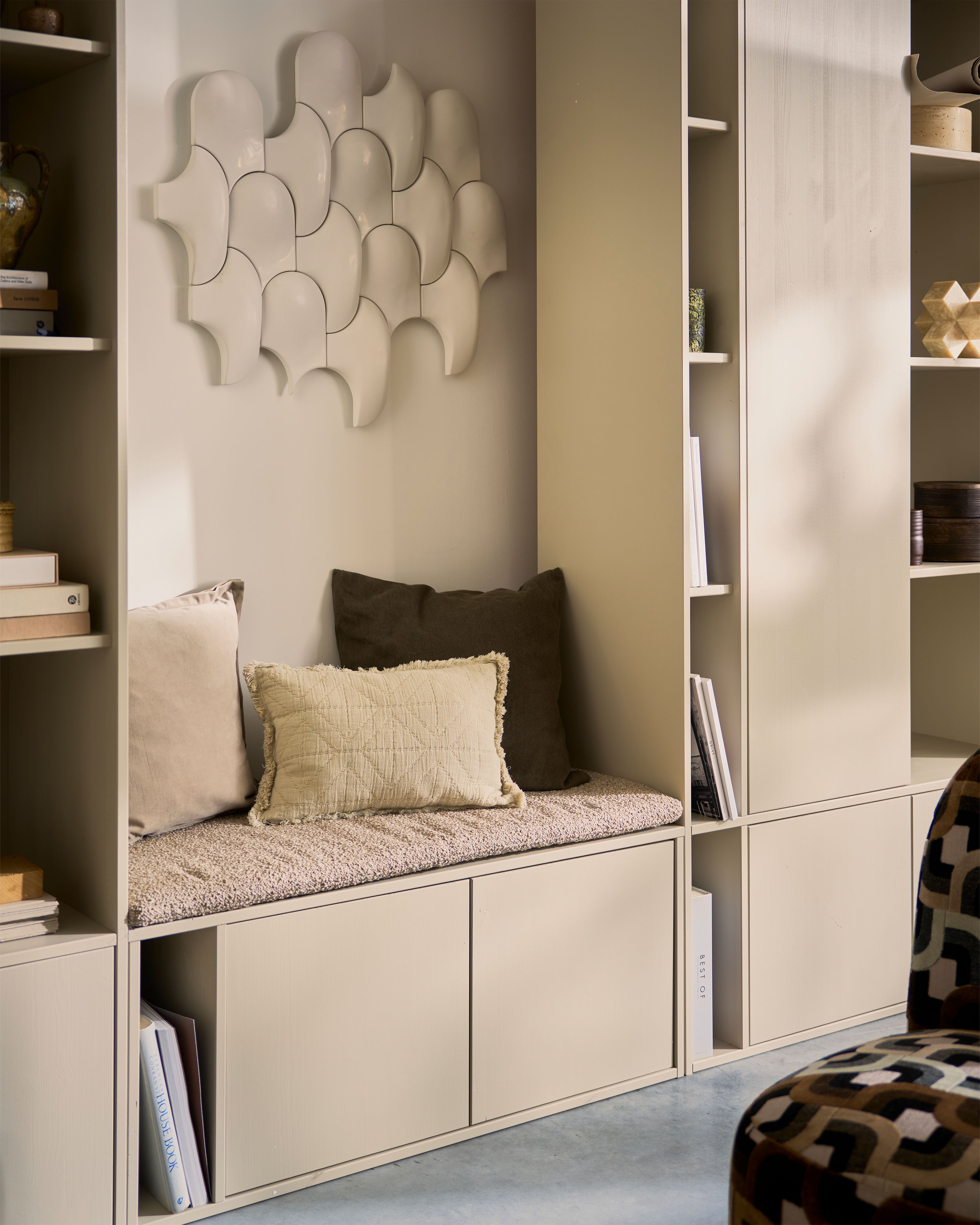 WOOOD Garderobenschrank »vtwonen SETTLE DOWN ABLAGESCHRANK 108CM KIEFER DUST [fsc]« Settle Down Aufbewahrungsschrank, FSC-Kiefer, Push-to-Open