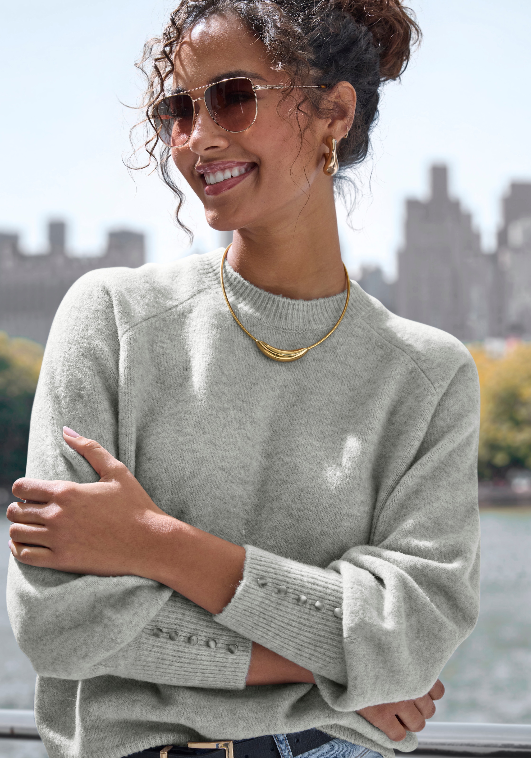 LASCANA Rundhalspullover »mit Zierknöpfen an den langen Ärmelbündchen« Winterpullover, kuscheliges Basicpullover, softer Strickpullover