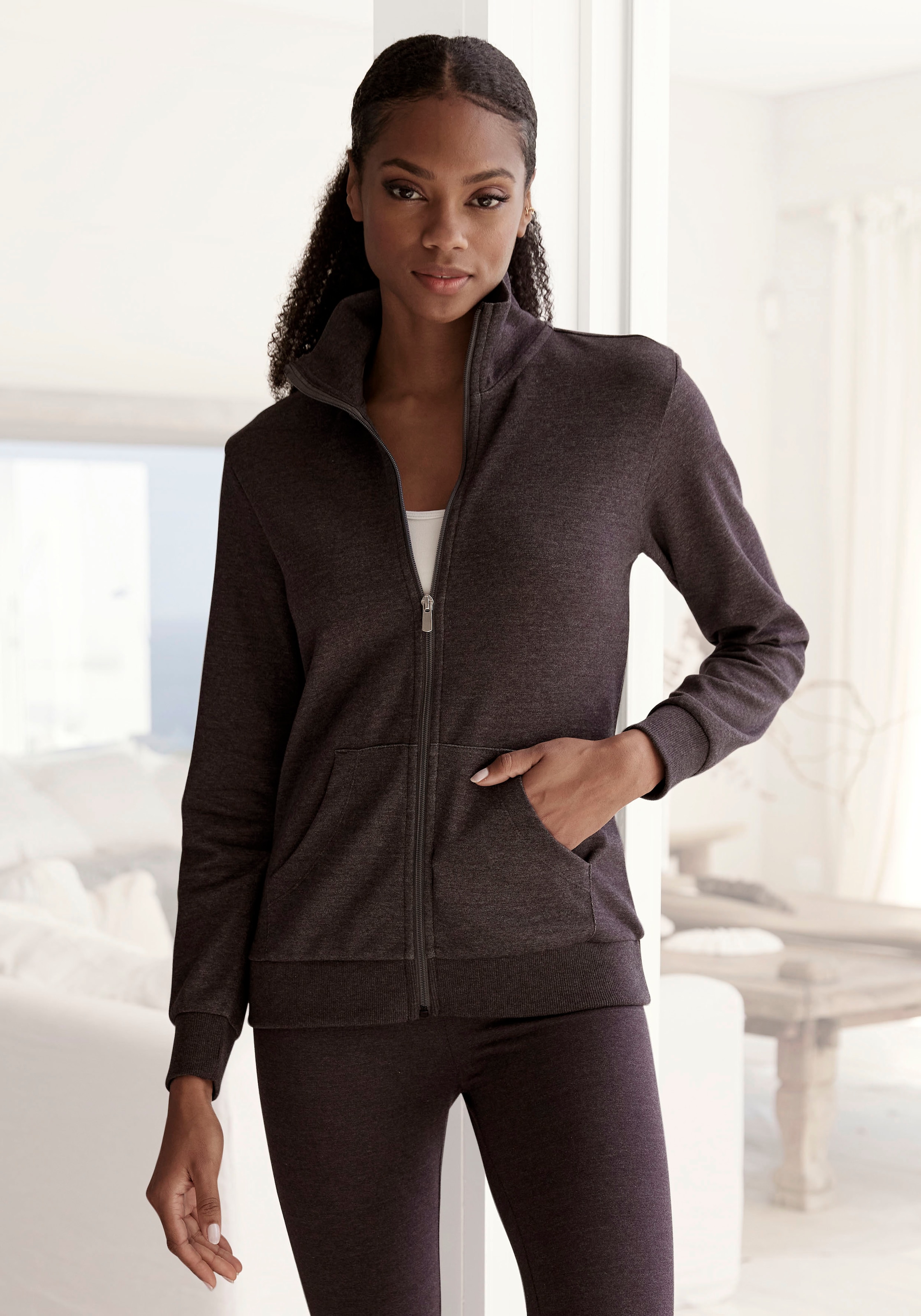 Bench. Loungewear Sweatjacke, mit glänzender Logostickerei am Stehkragen, Loungewear