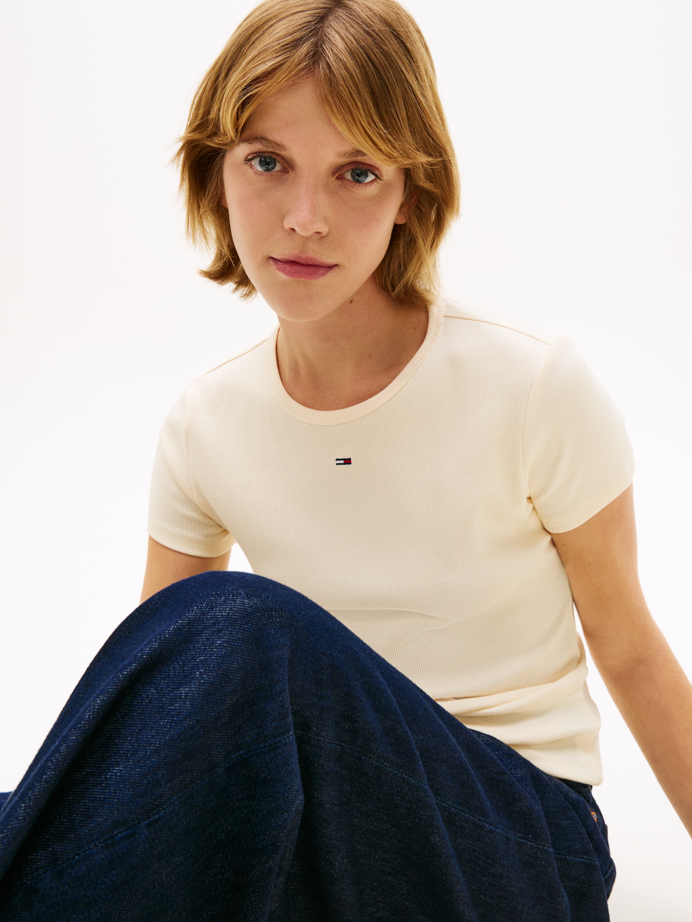 Tommy Jeans Kurzarmshirt »TJW ESSENTIAL RIB SHORT SLEEVE EXT« Baumwollmischung in gerippter Struktur, Slim Fit