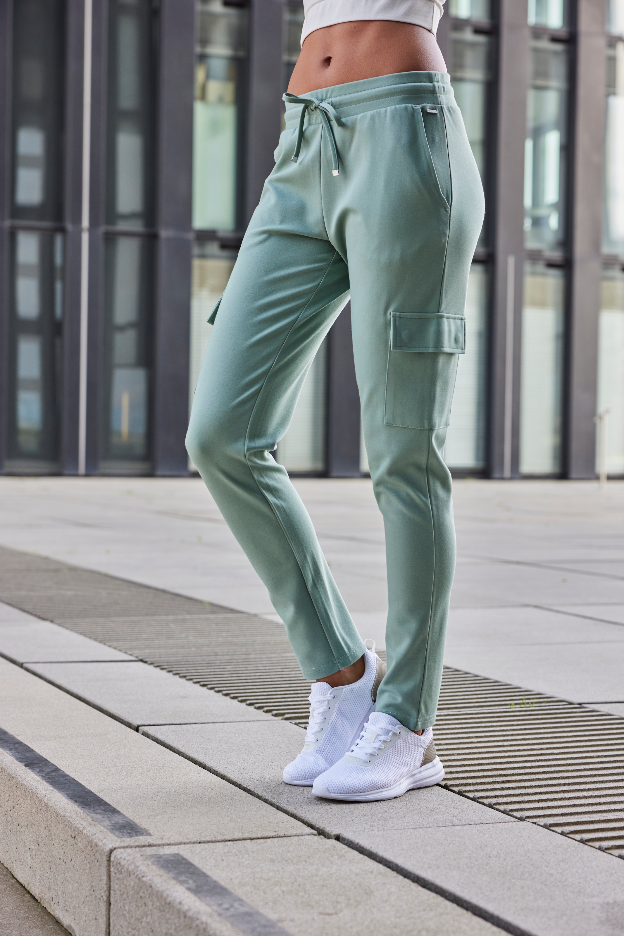 LASCANA Cargohose, in weich fließendem Material, Loungewear