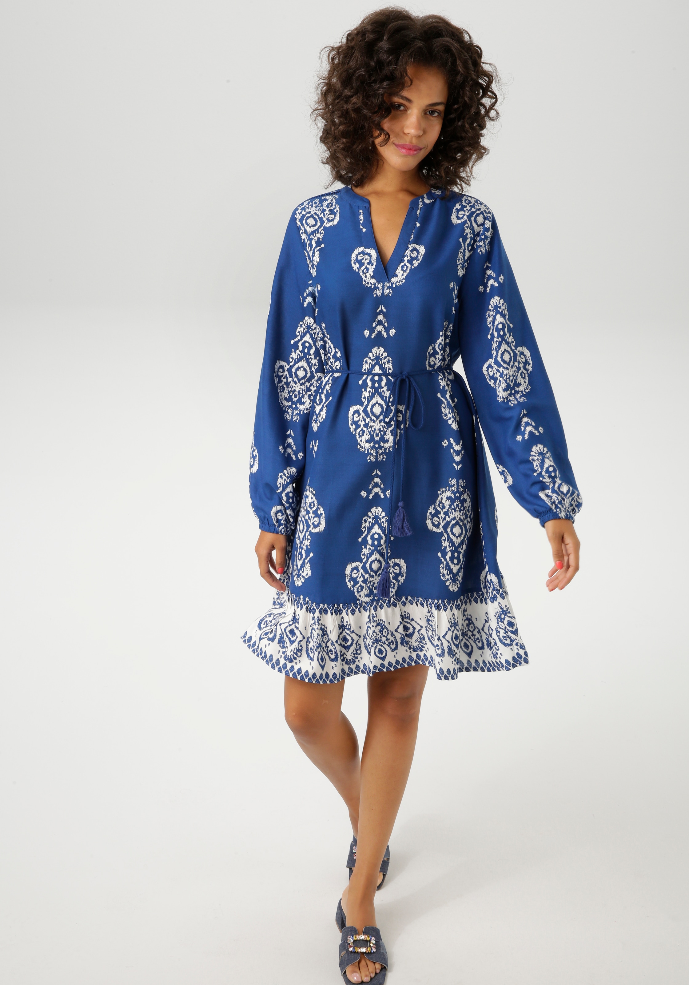 Aniston CASUAL Tunikakleid, (mit abnehmbarem Kordel-Bindeband), mit Ornament-Druck und gekontertem Volant