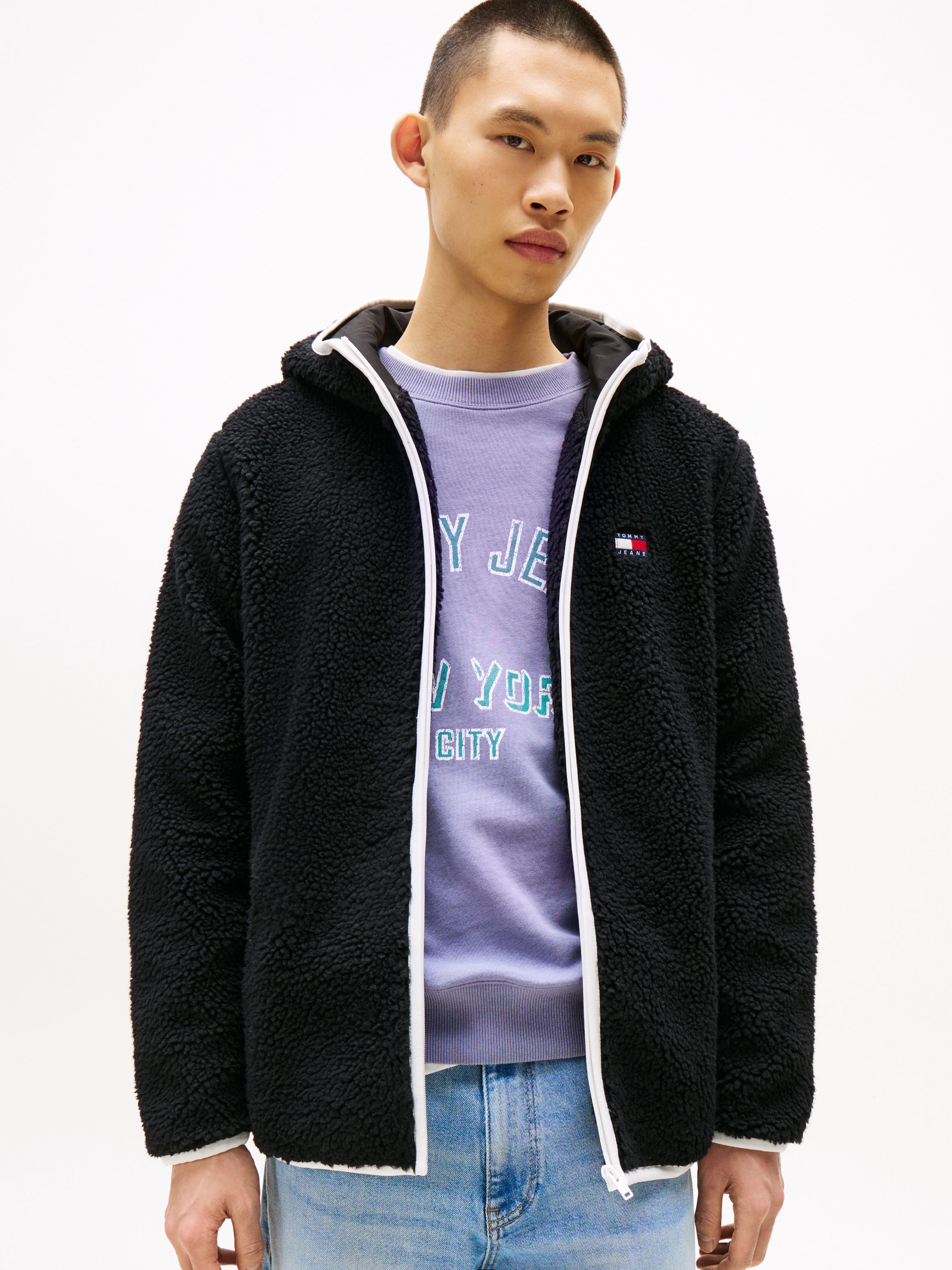 Tommy Jeans Plüschjacke »TJM REG BADGE TEDDY ZIP TRU EXT«, mit Kapuze, Freizeitjacke, Übergangsjacke, Teddyjacke mit Logopatch