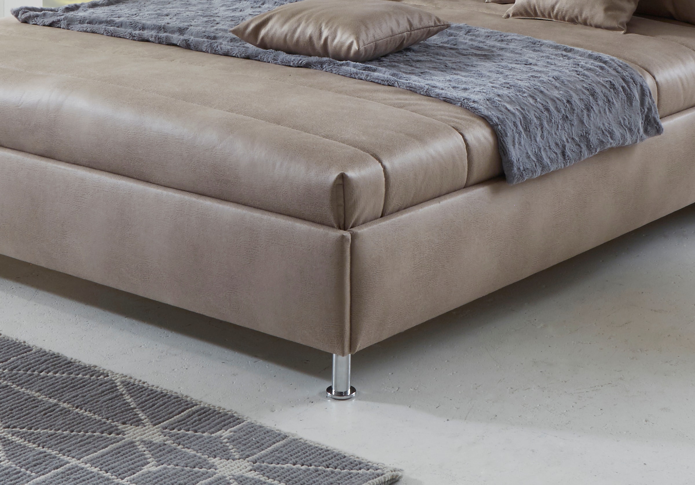 Westfalia Schlafkomfort Bett mit Bezug aus Microvelours in Lederoptik, vormontierte Schrauben