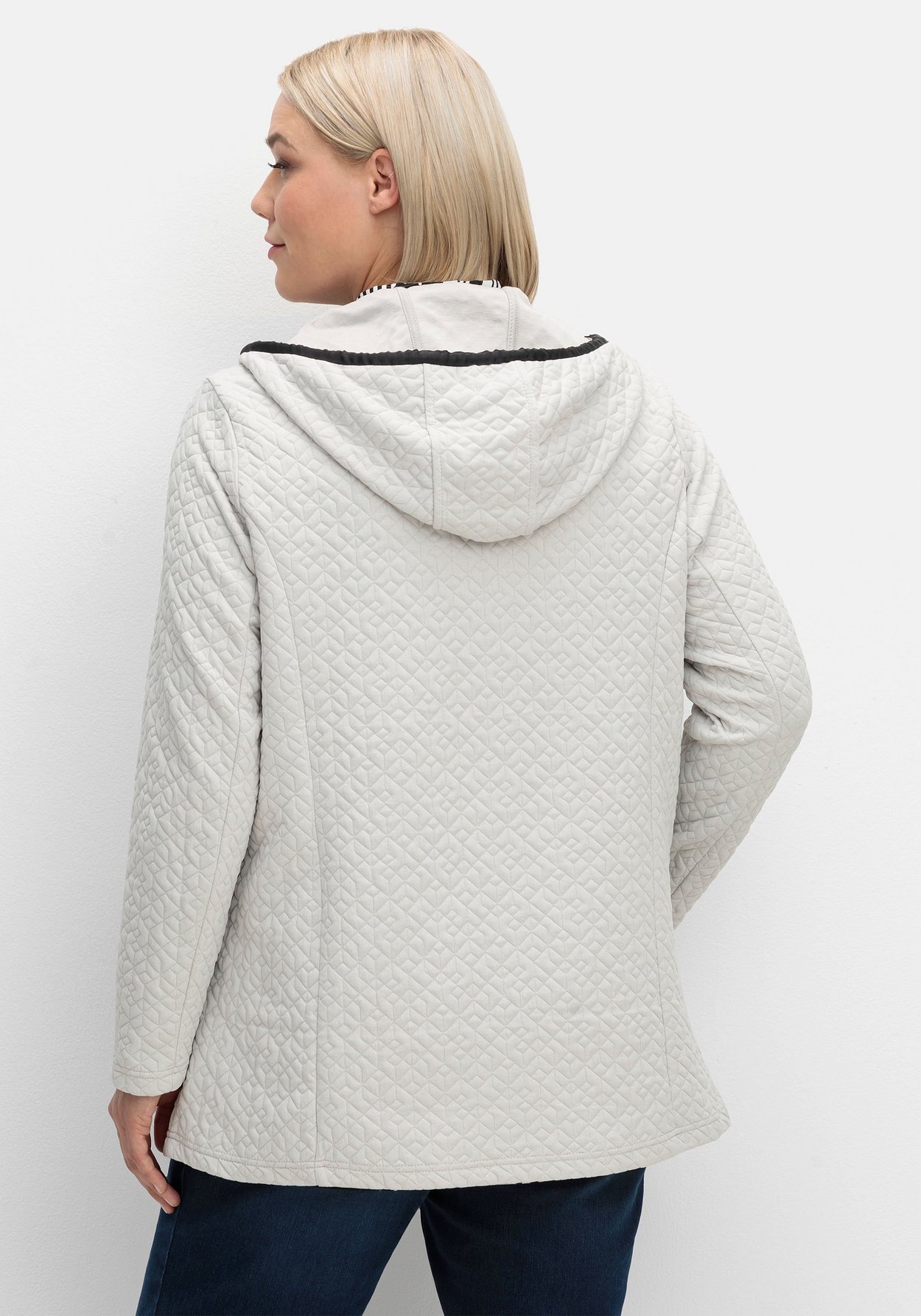 Sheego Kapuzensweatjacke »Kapuzen-Sweatjacke in gesteppter Jacquard-Qualität«, in gesteppter Jacquard-Qualität
