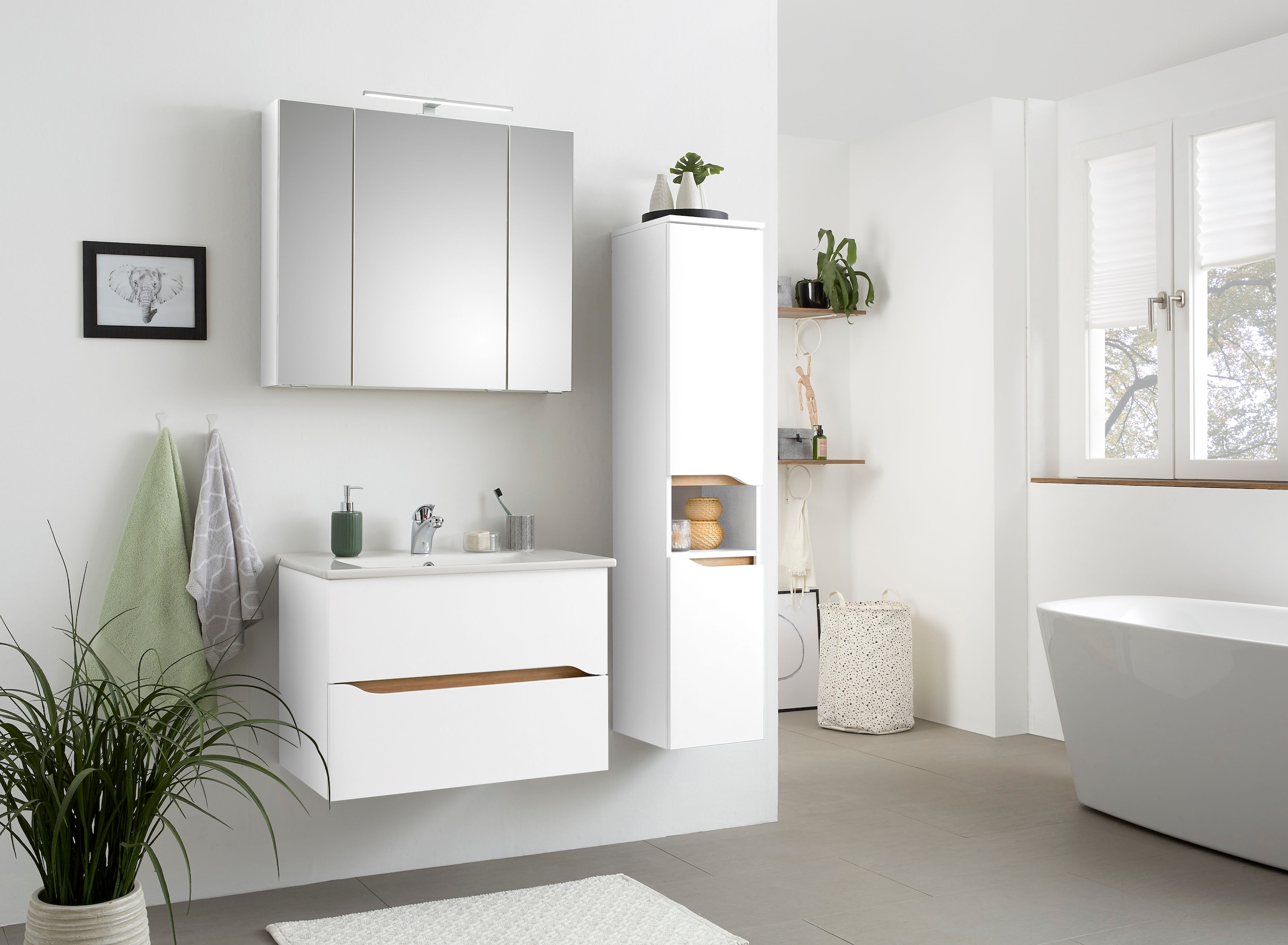 Saphir Spiegelschrank »Quickset 857 Badschrank, 3 Spiegeltüren, 6 Einlegeböden, 80 cm breit«, inkl. LED-Beleuchtung, Türdämpfer, Schalter-/Steckdosenkombination