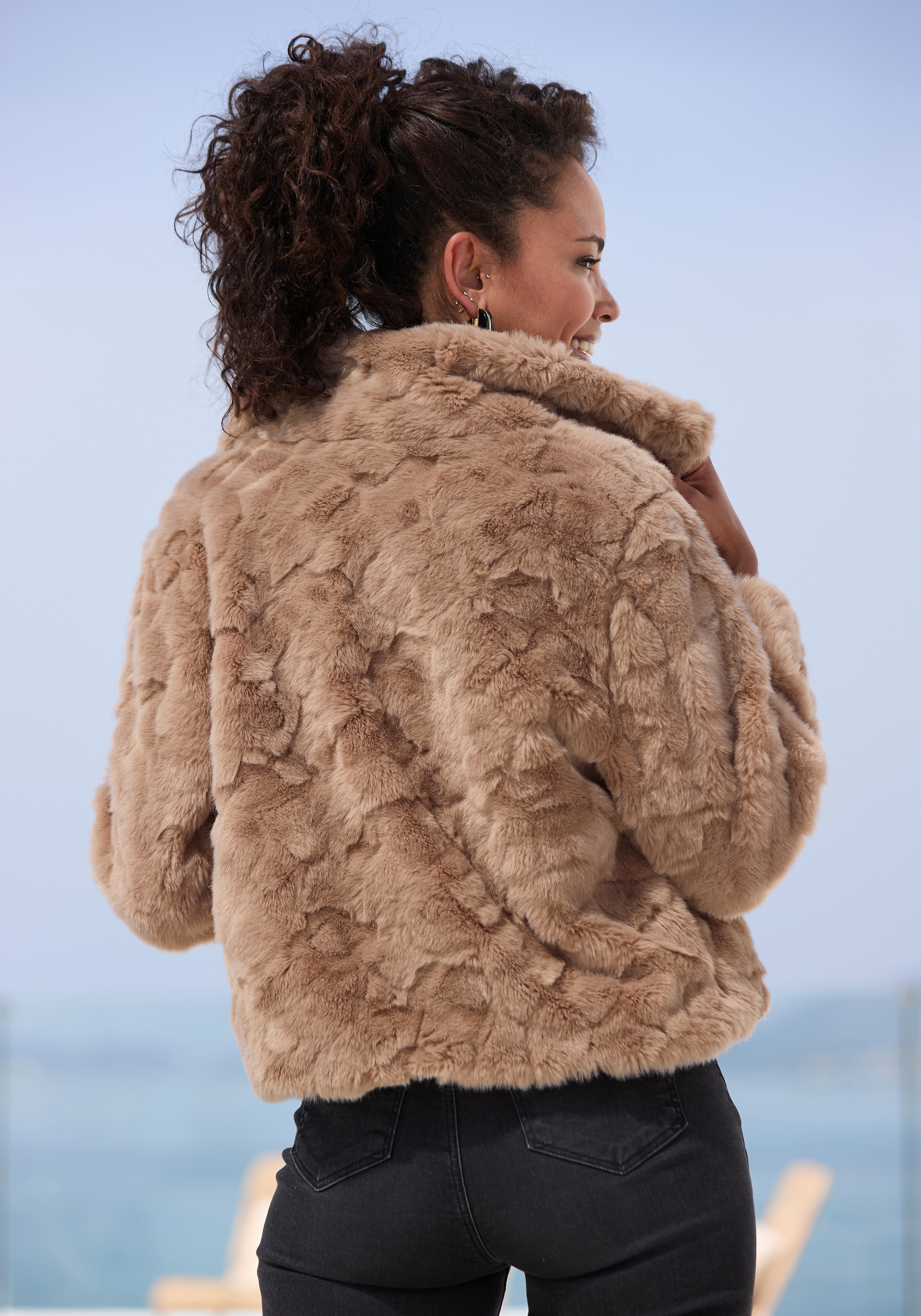 LASCANA Fellimitatjacke, kuschelige Kurzjacke aus Teddyplüsch, modisch