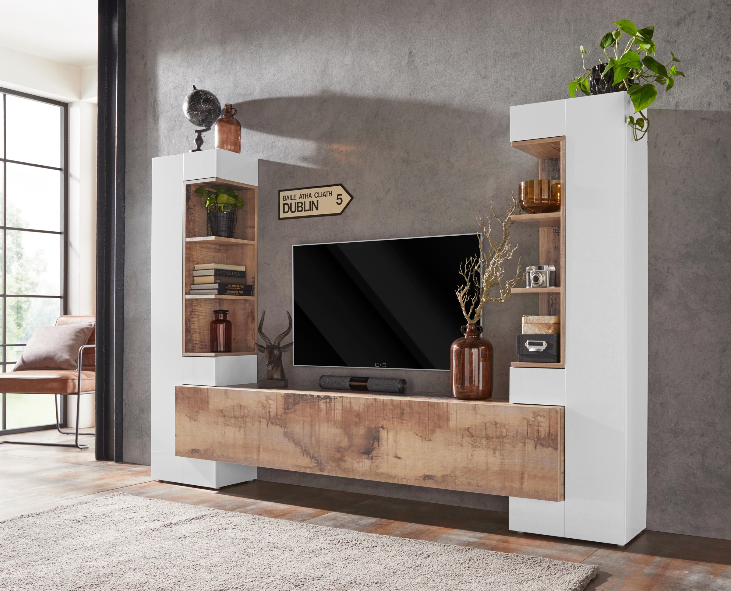 TV-Wand in Weiß mit Holzelementen