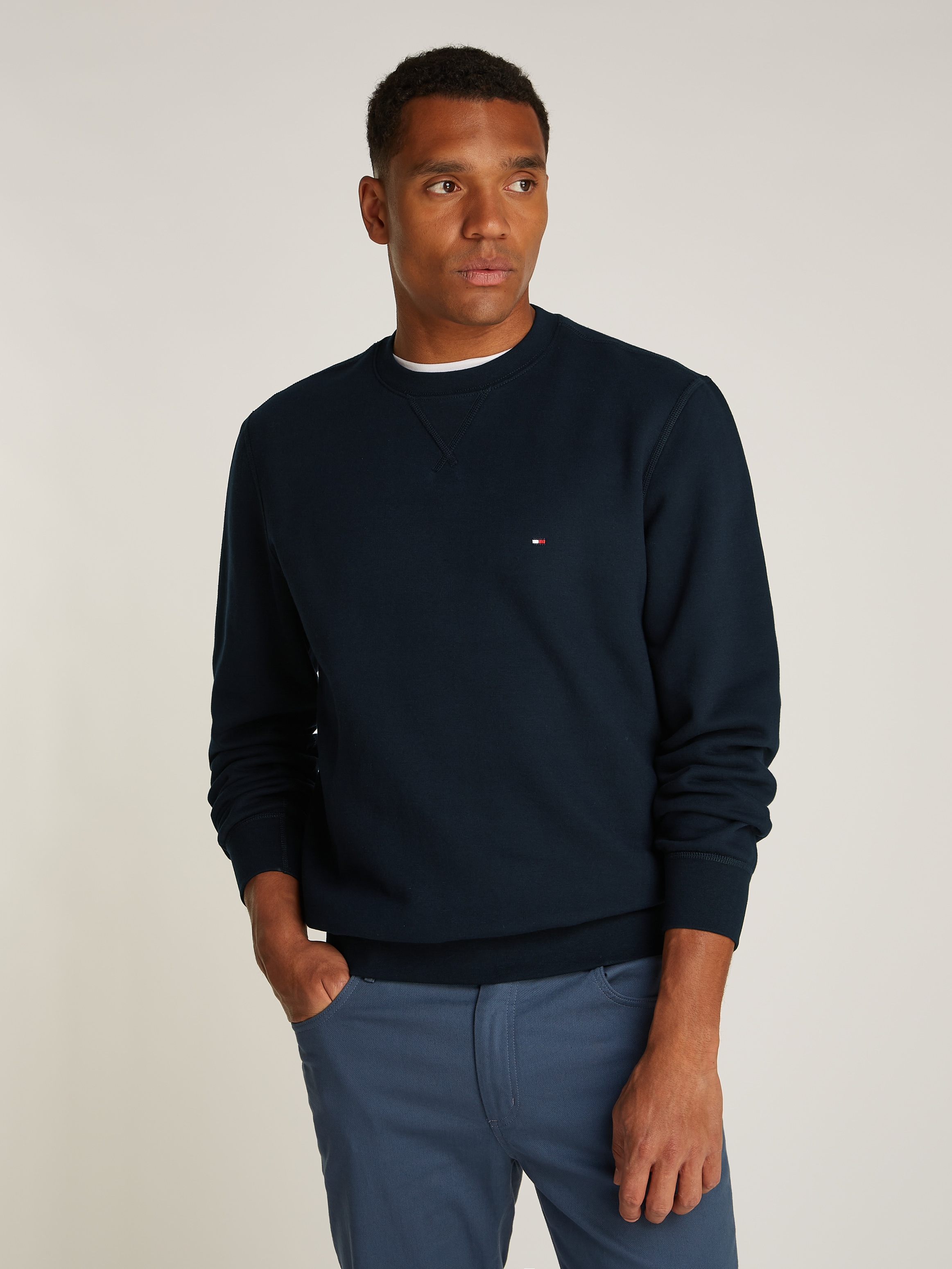 Sweatshirt »ESSENTIAL FLEECE CREWNECK«, mit Tommy Hilfiger Logostickerei