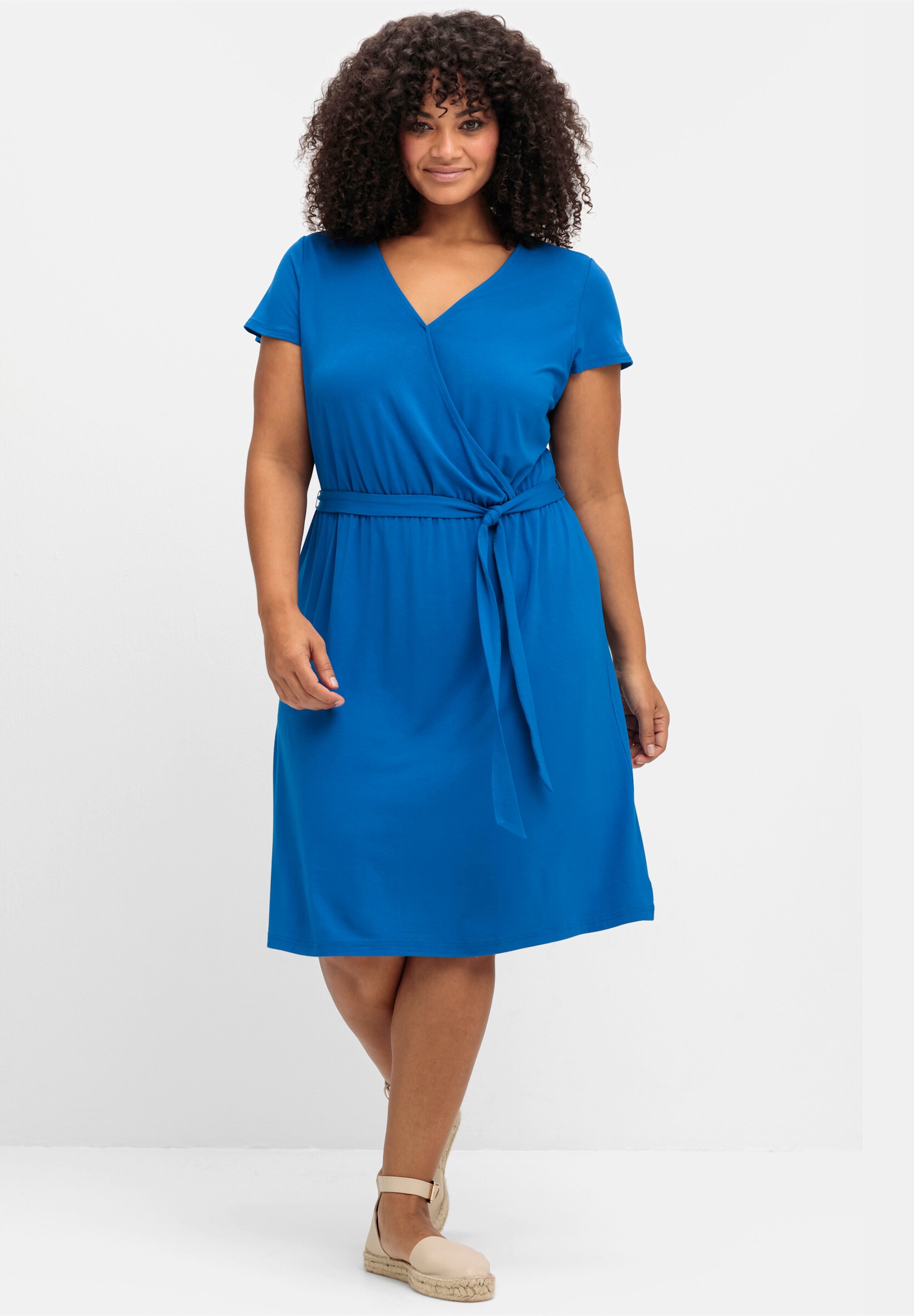 Sheego Sommerkleid »Jerseykleid Jerseykleid mit Rückenausschnitt« Ohne Taschen in Wickeloptik mit raffiniertem Rückenausschnitt