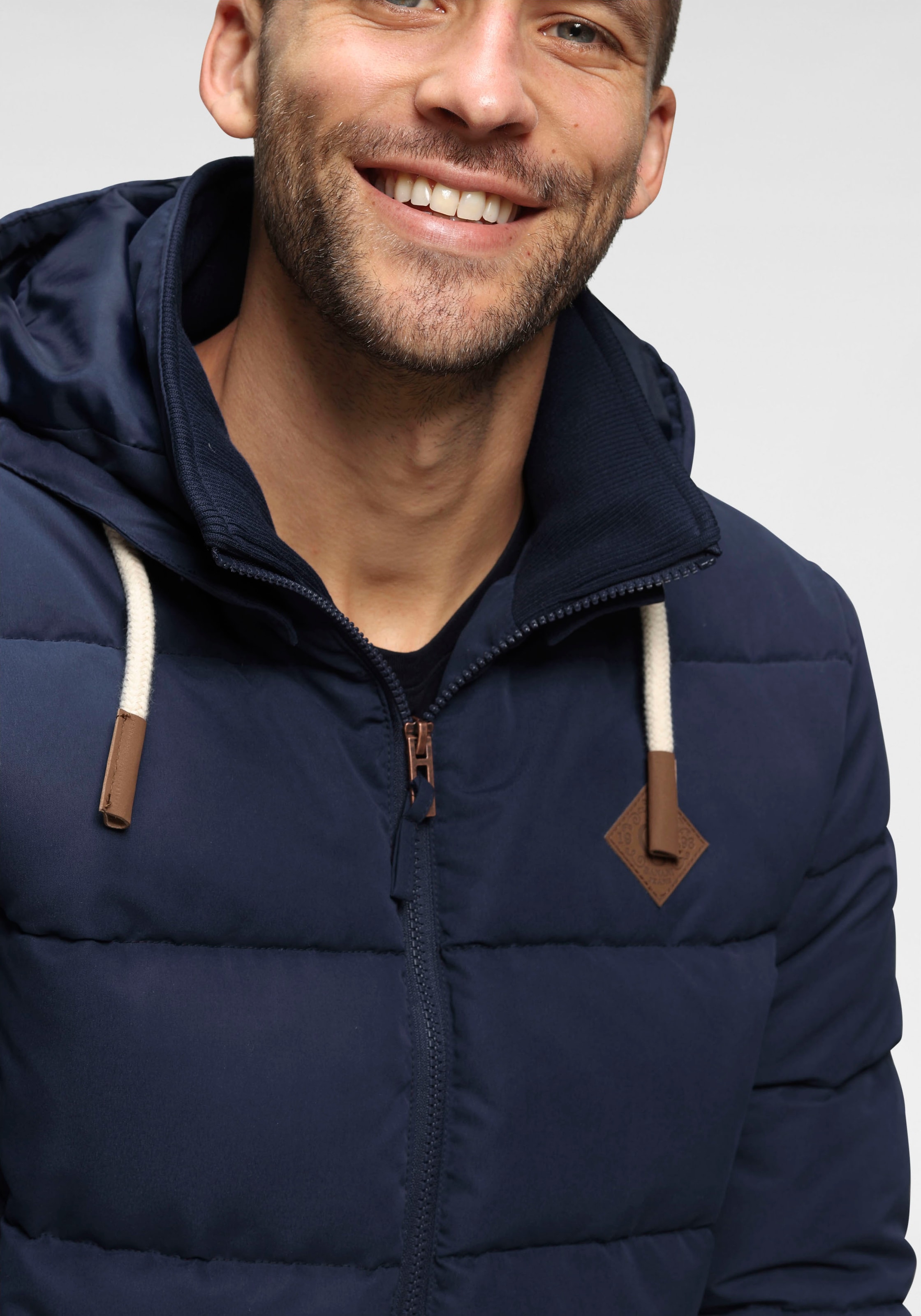 Bruno Banani Steppjacke, mit Kapuze, leicht, wasserabweisend, modischer Stil, mit dekorativen Badges