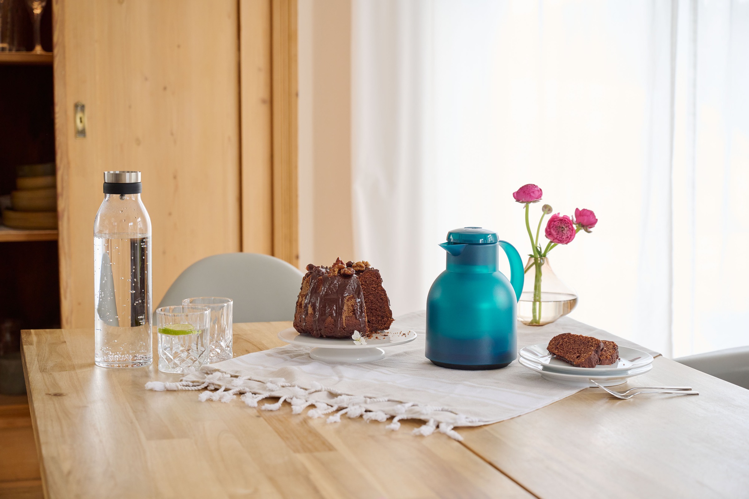 Emsa Isolierkanne »Samba«, 1 l, zeitloses Design, einfacher Knopfdruck, 24h kalt, 12h warm