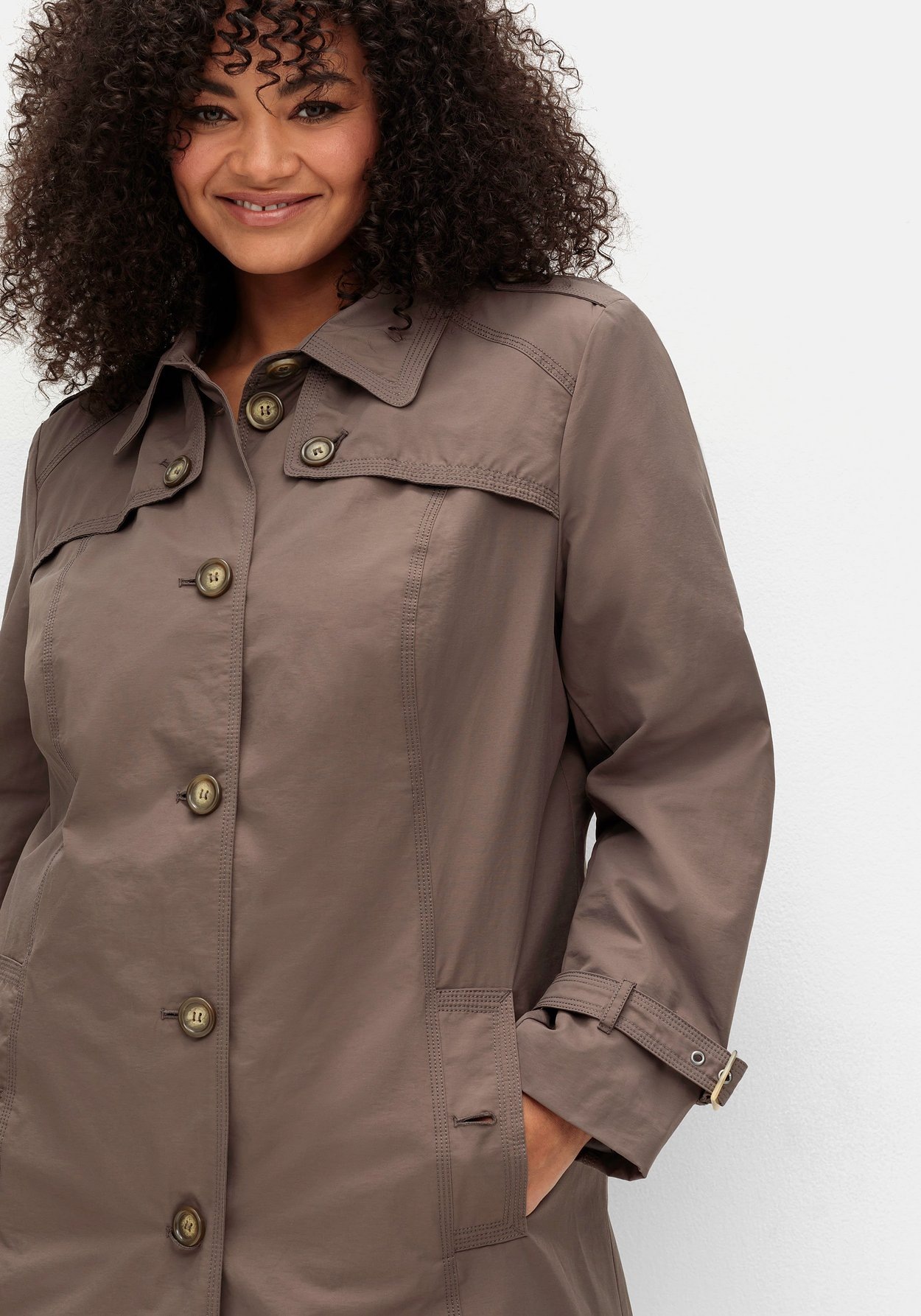 Sheego Trenchcoat »Leicht glänzende Longjacke mit dezentem Schimmer«