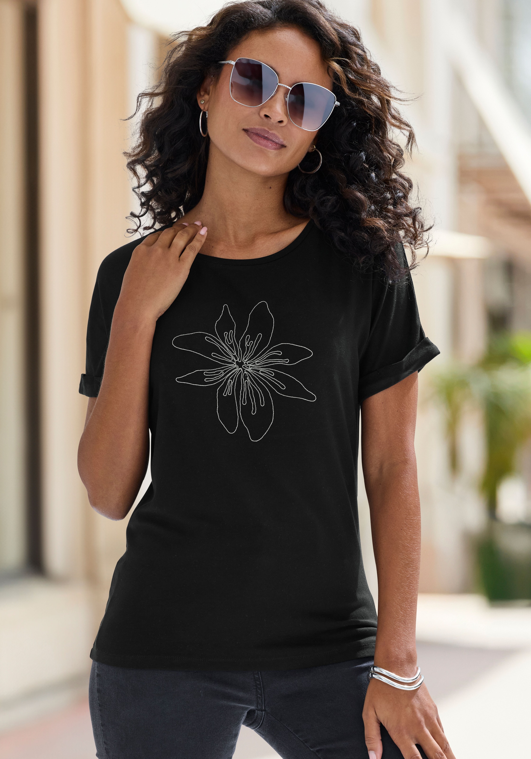 LASCANA T-Shirt »mit appliziertem Blumen-Design« aus hochwertiger Viskose-Qualität