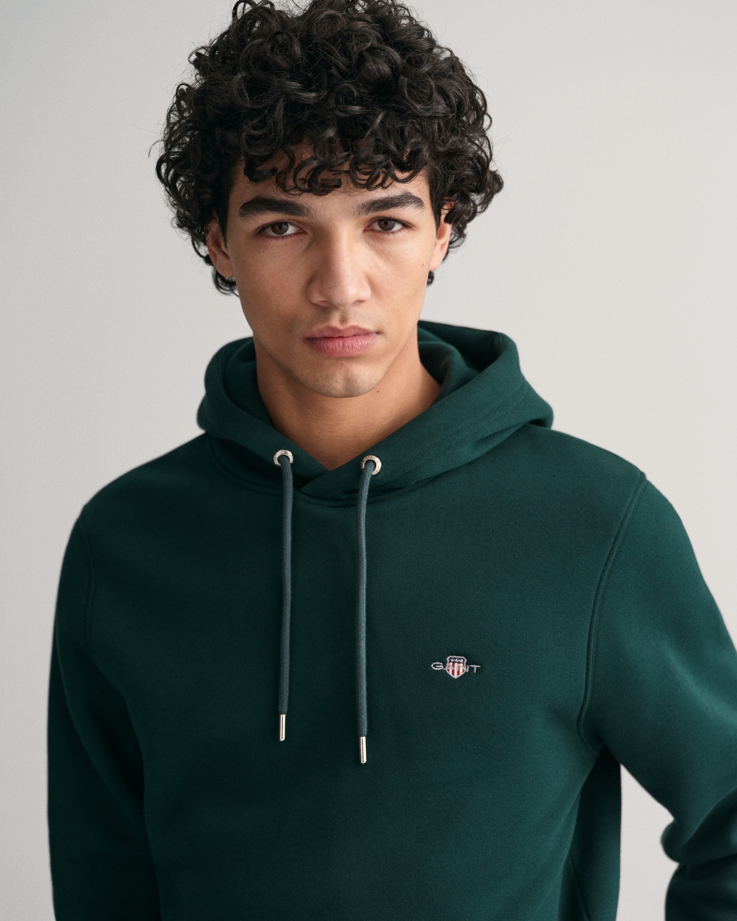 Gant Hoodie »REG SHIELD HOODIE«, mit Logostickerei auf der Brust