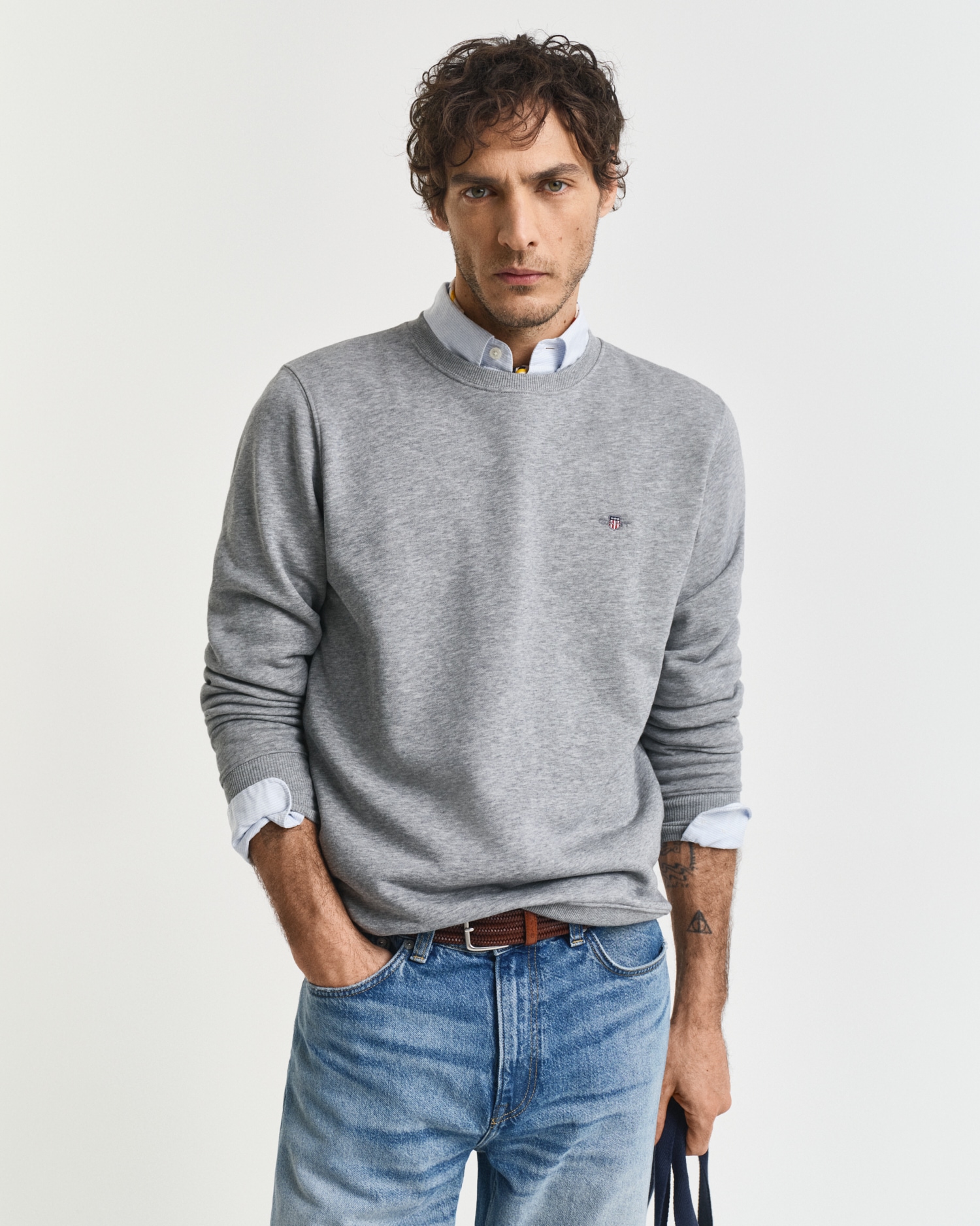 Gant Sweatshirt »REG SHIELD C-NECK SWEAT«, mit Logostickerei auf der Brust
