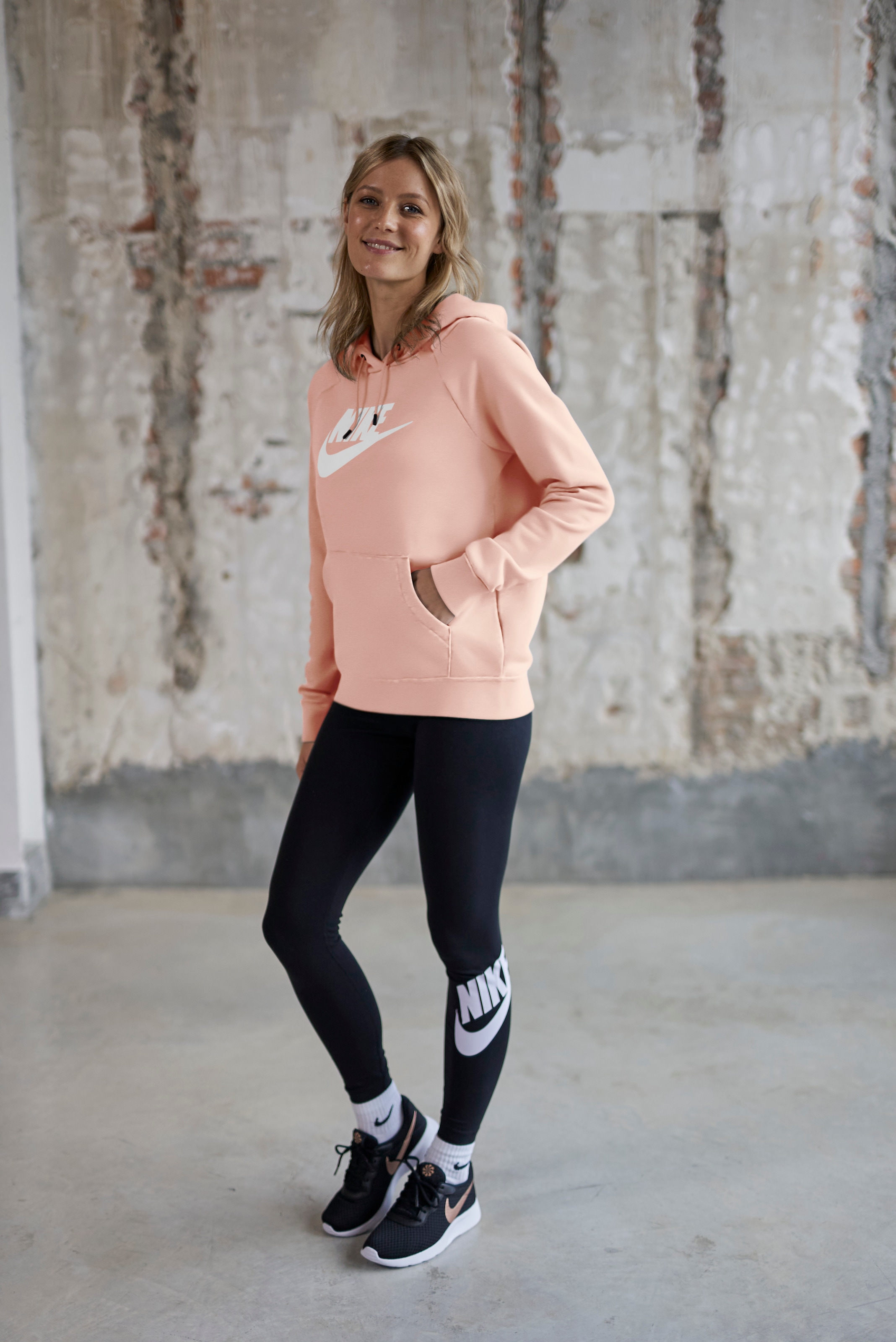 Nike Sportswear Leggings »Essential Women's High-Waisted Graphic Leggings«, Schweißableitende High Waist Sportleggings mit Logo