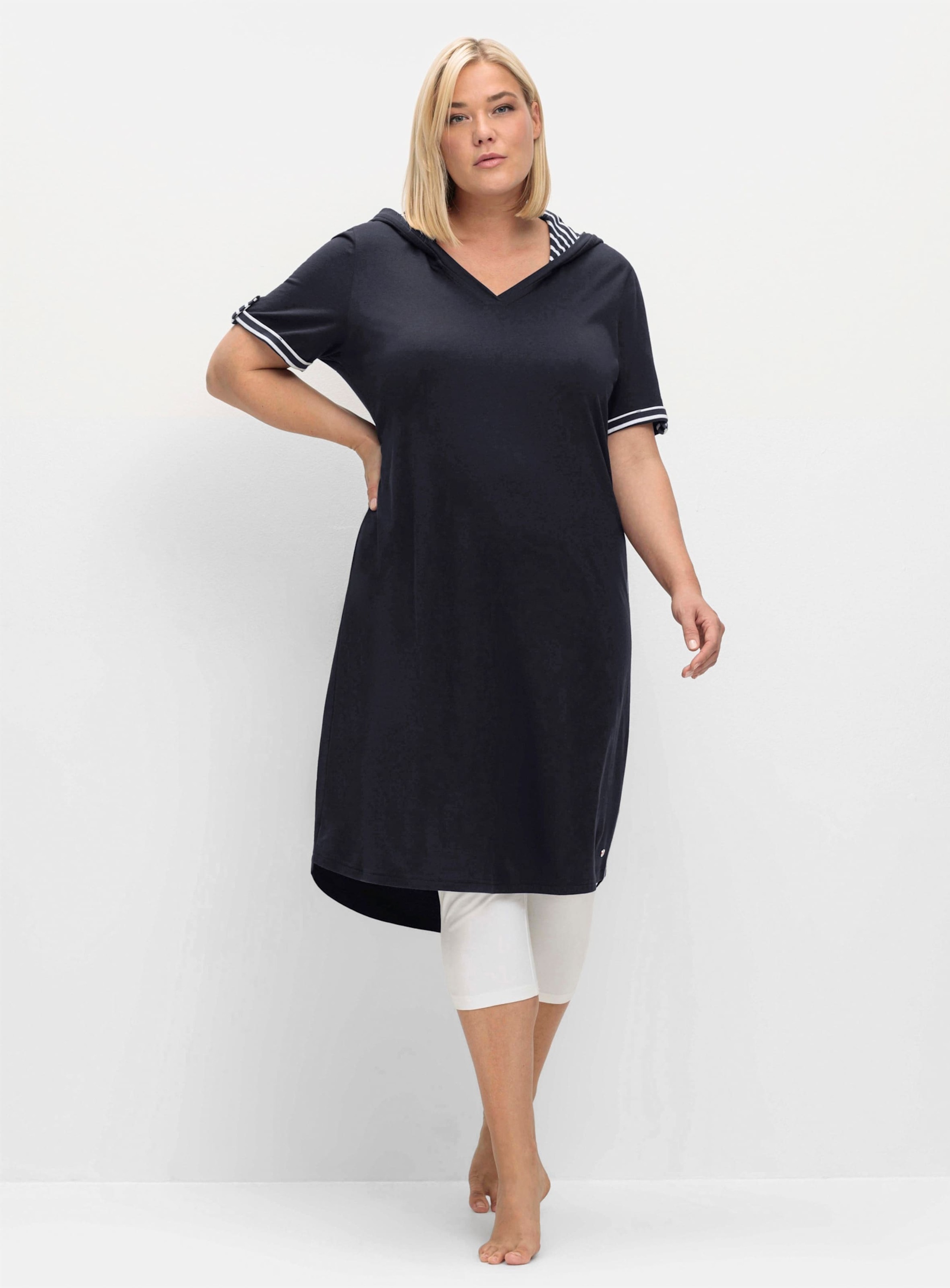 Sheego Shirtkleid »Shirtkleid Freizeitkleid mit Kontrastdetails« Ohne Tasche mit Kontrastdetails und längerem Rücken