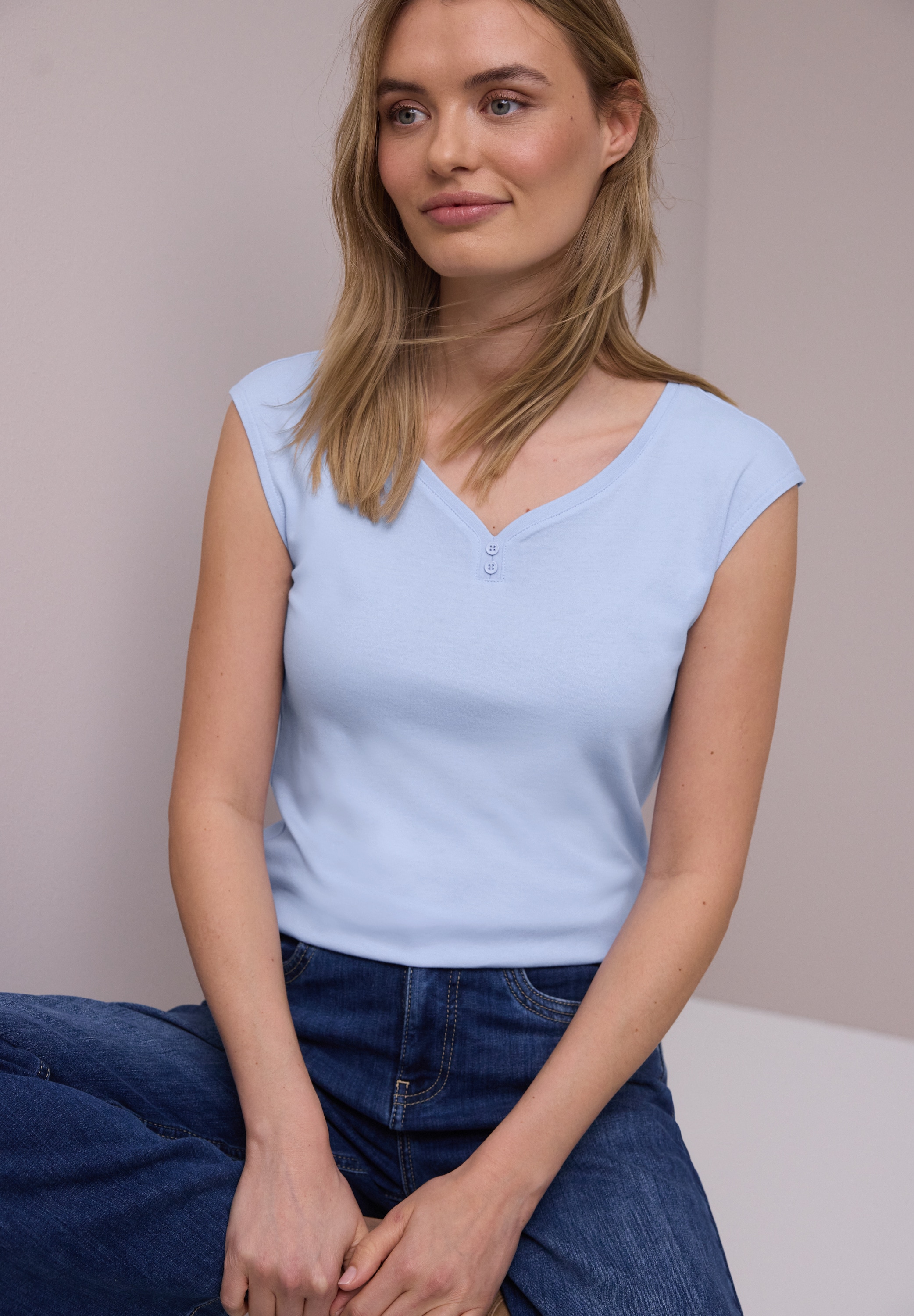 STREET ONE Shirttop mit gerundetem V-Ausschnitt und Knopf-Detail