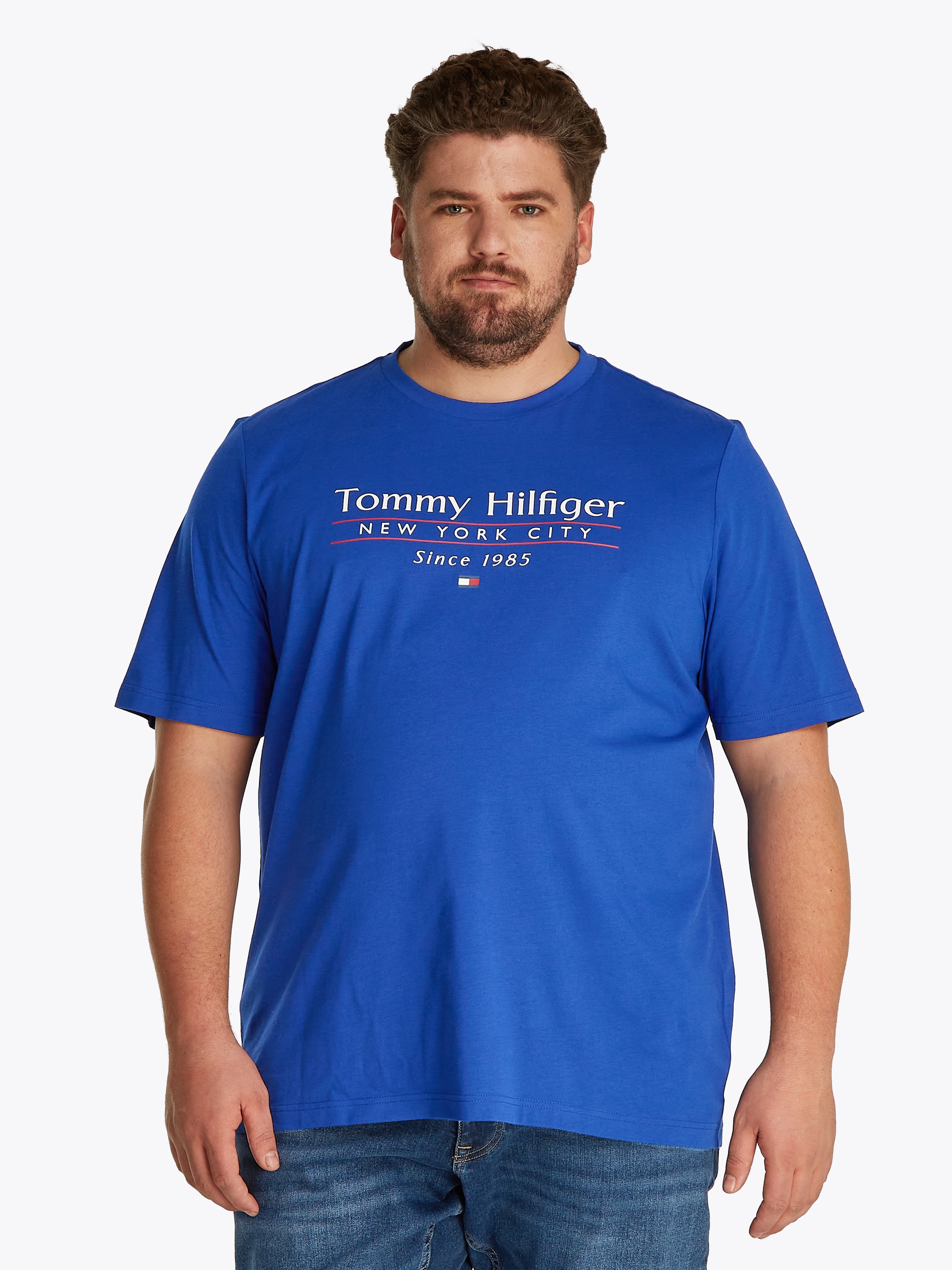 TOMMY HILFIGER Big & Tall T-Shirt »BT-HILFIGER CENTER STACK TEE-B«, Große Größen, mit mehrfarbigen Print