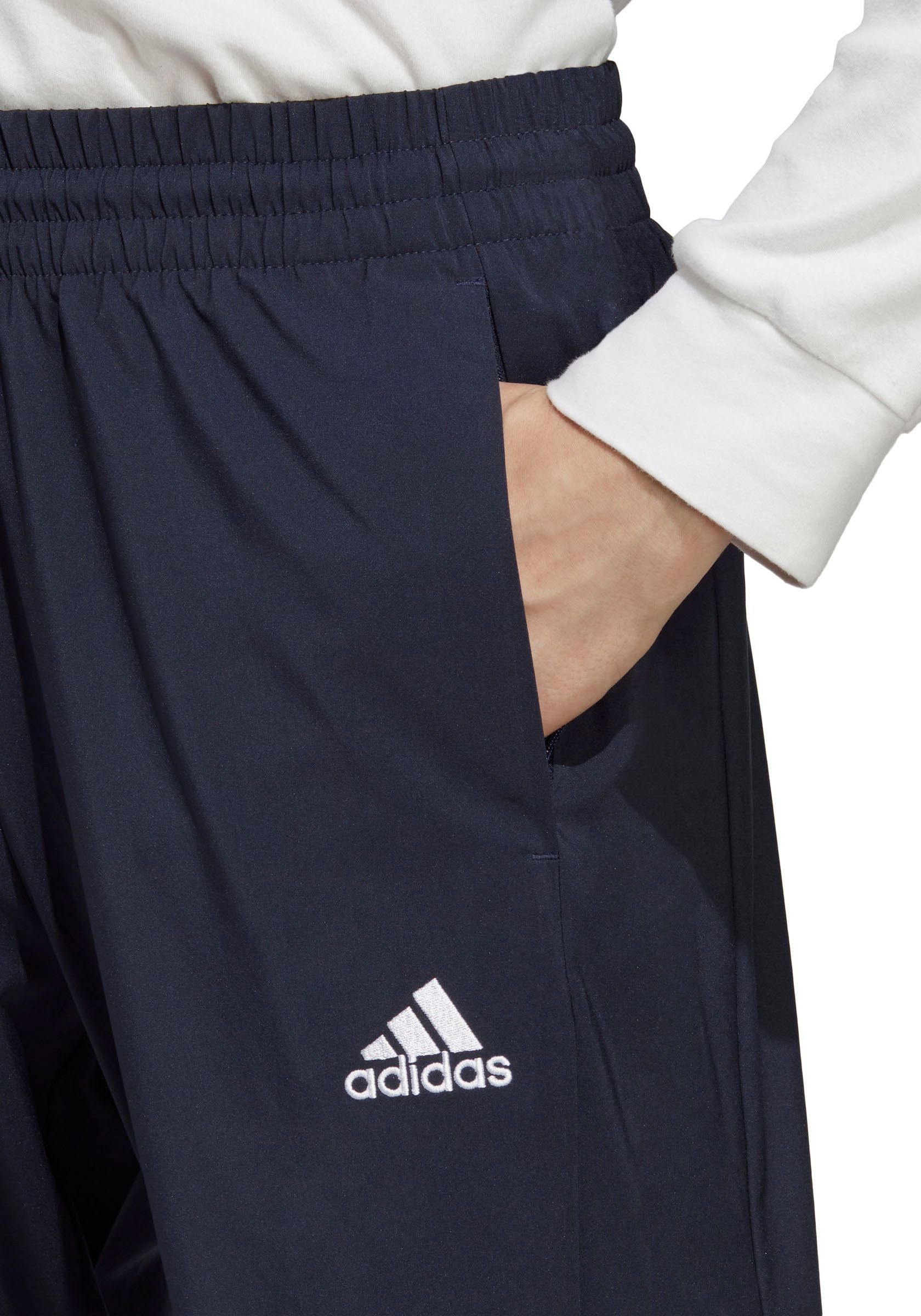 adidas Sportswear Sporthose »AEROREADY ESSENTIALS STANFORD OPEN HEM EMBROIDERED SMALL LOGO HOSE«, (1 tlg.)