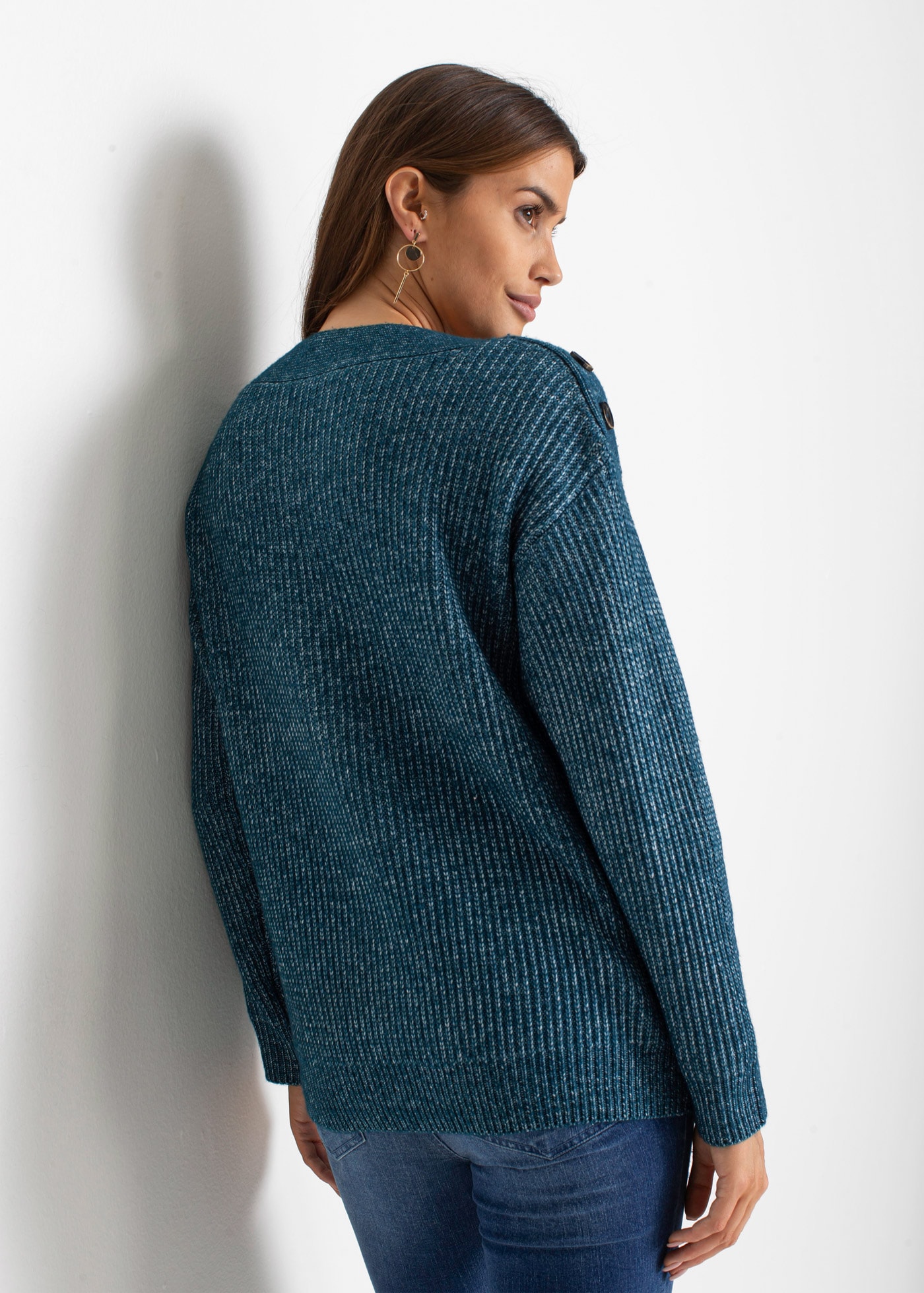 bonprix Strickpullover »Pullover mit Knöpfen« in Melange-Optik, leicht überschnittene Schultern mit Knopfverzierung