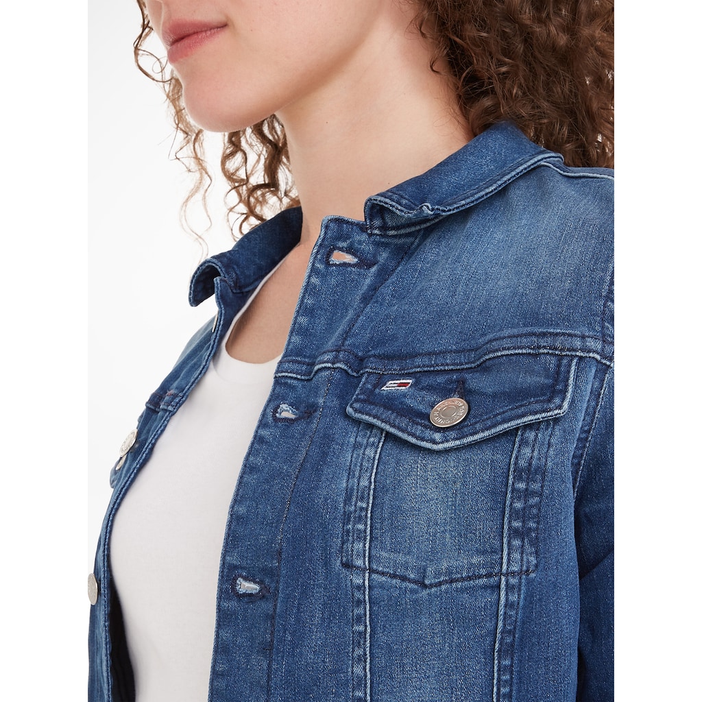 Tommy Jeans Jeansjacke »VIVIANNE SLIM TRUCKER NNMBS«, mit Tommy Jeans Branding Knöpfen & Logo-Flag