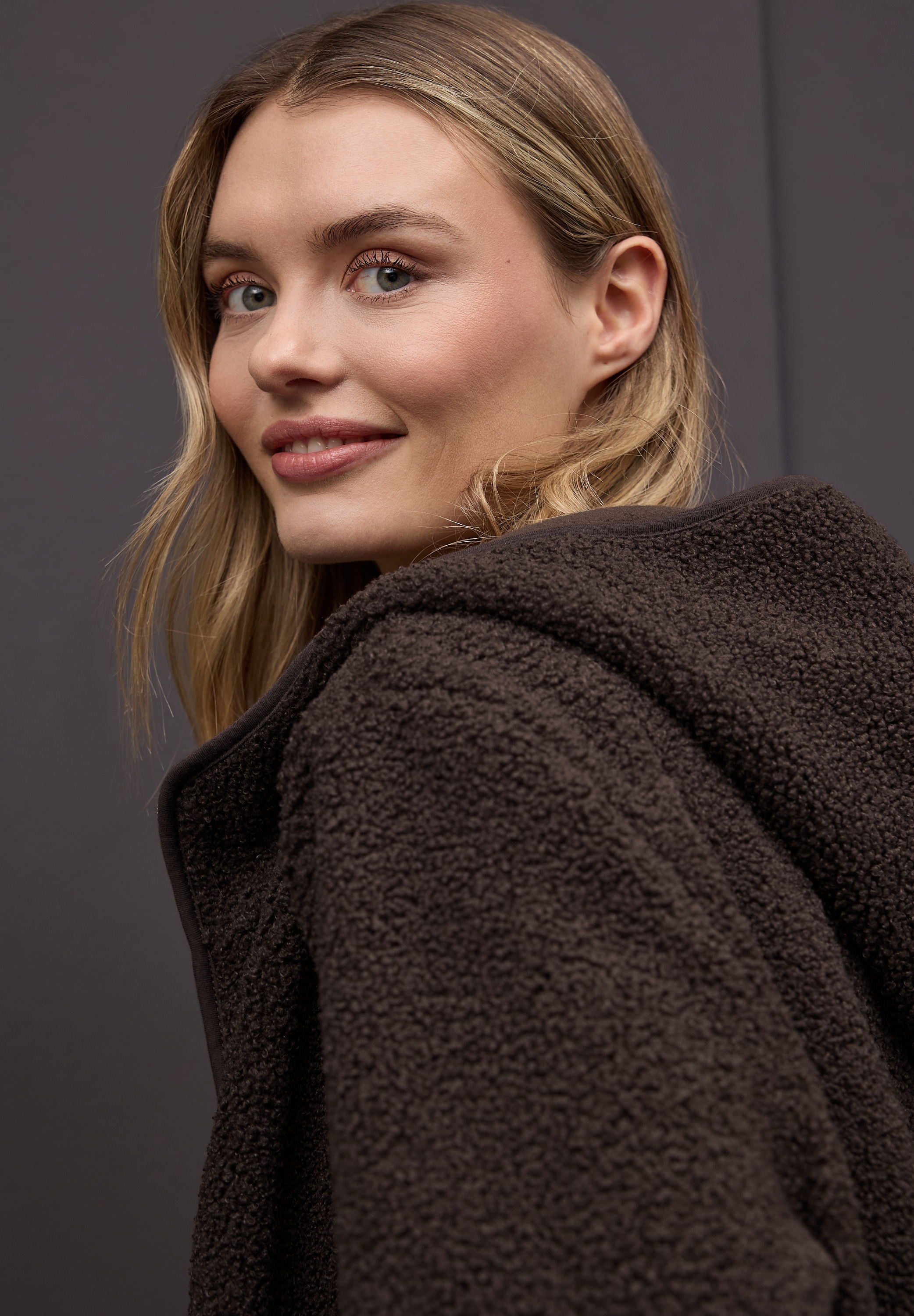 STREET ONE Strickfleecejacke mit Kapuze Teddy-Jacke mit Kapuze und Reißverschluss