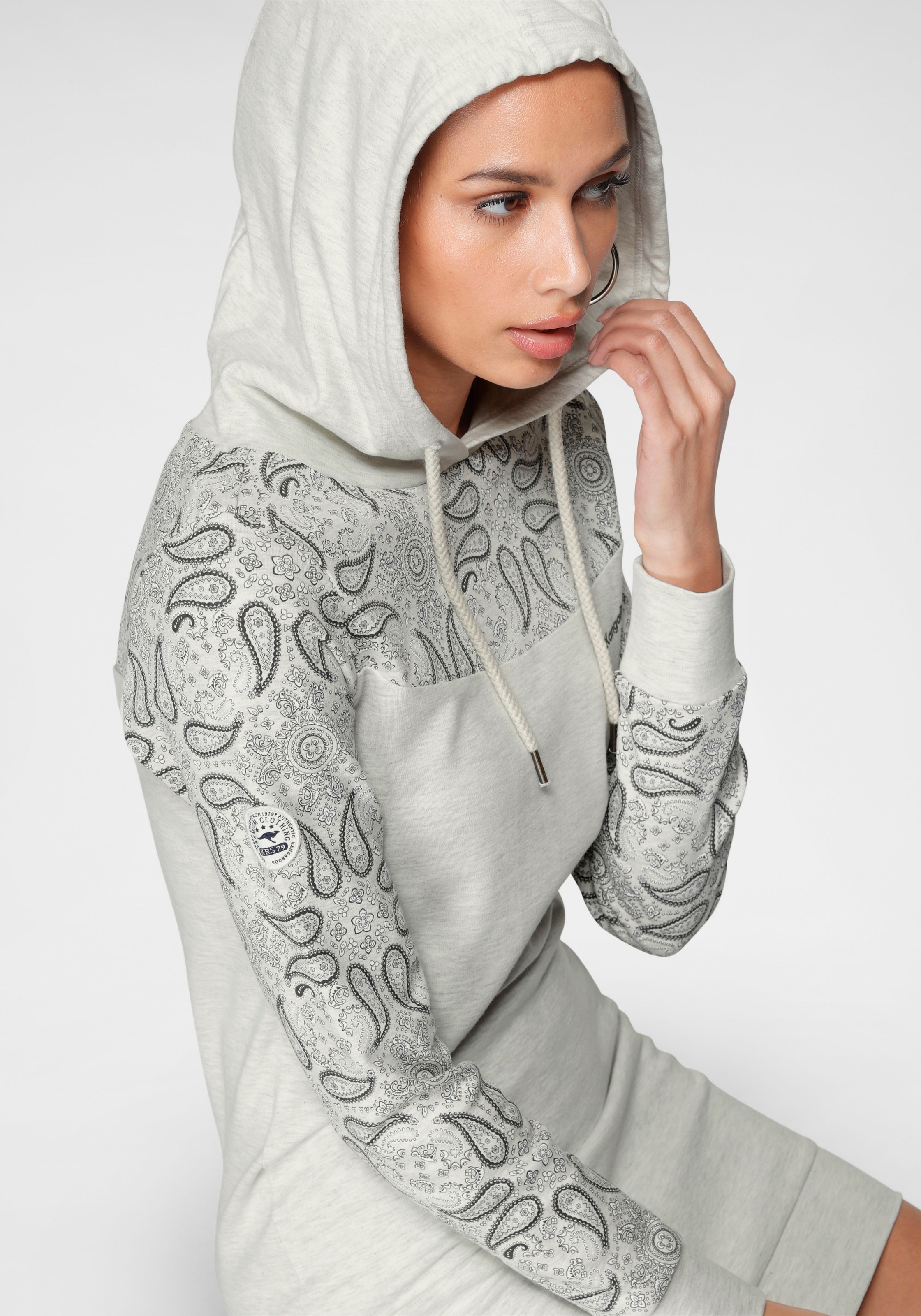 KangaROOS Sweatkleid, mit schönem Print im Ärmel- und Brustbereich