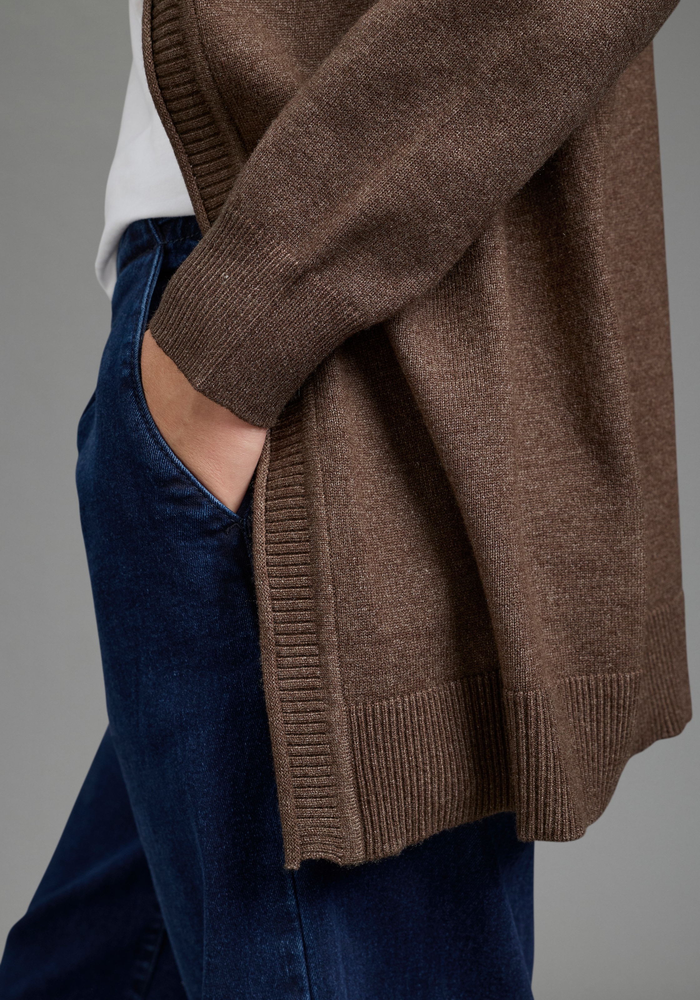 Laura Scott Strickjacke »mit figurumspielender Passform« mit Struktur-Details, aus weicher Viskosemischung