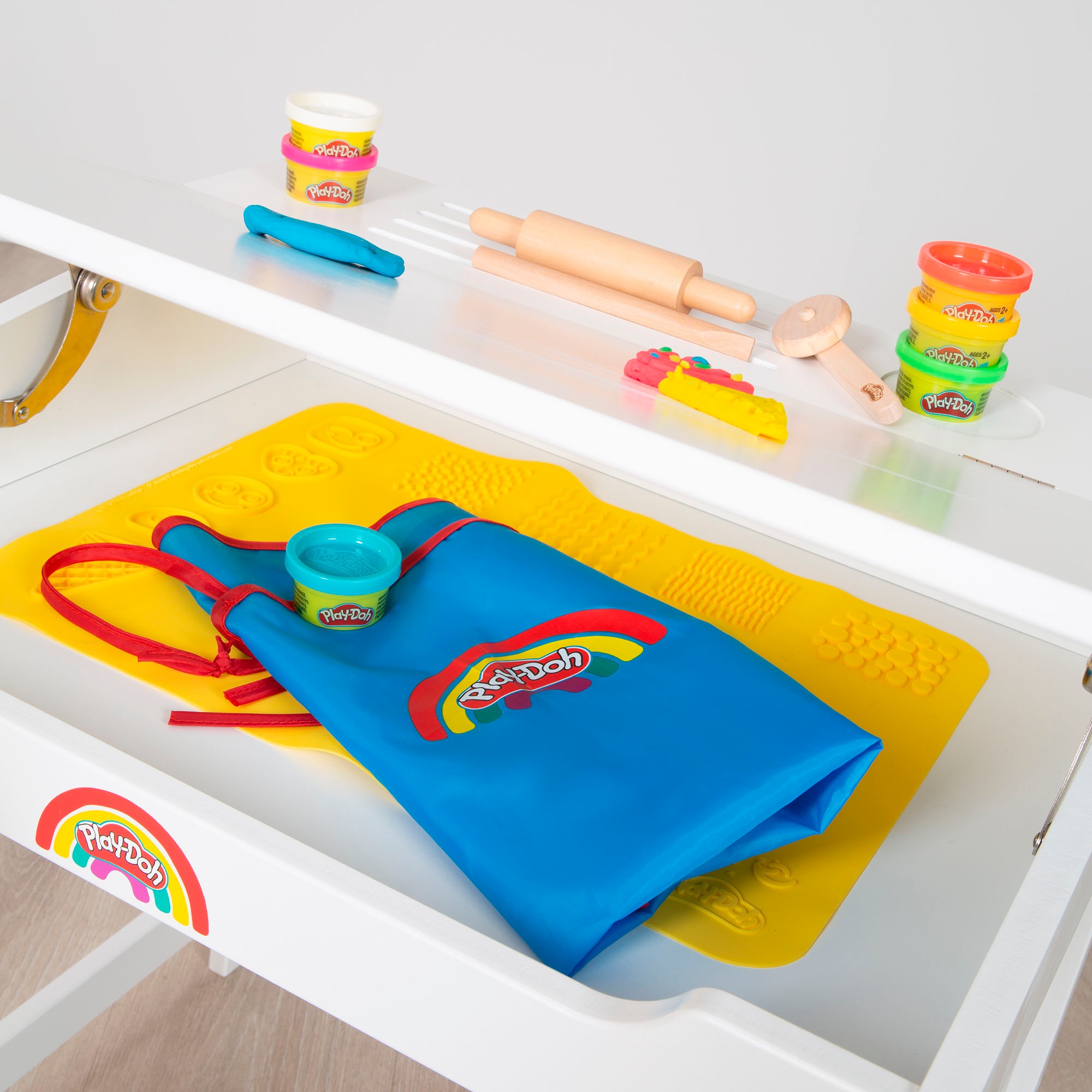 roba® Kindersitzgruppe »Play-Doh Schulpult«, (Set), inkl. 3D-Kreativmatte, 6 Knetdosen, Schürze
