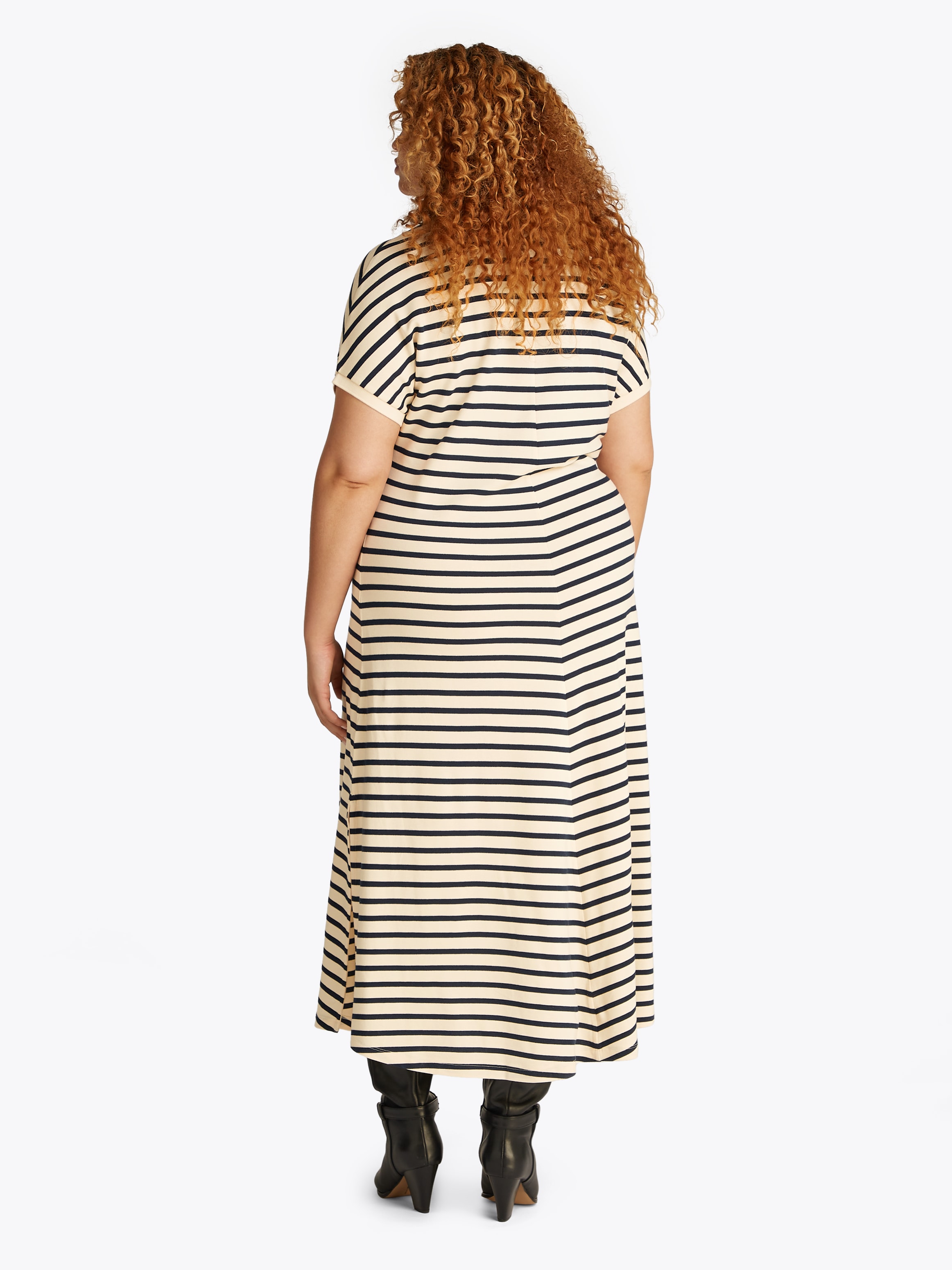 Tommy Hilfiger Curve Midikleid »CRV LYOCELL OPEN-NK MIDI DRESS«, in Großen Größen, Logostickerei, V-Ausschnitt