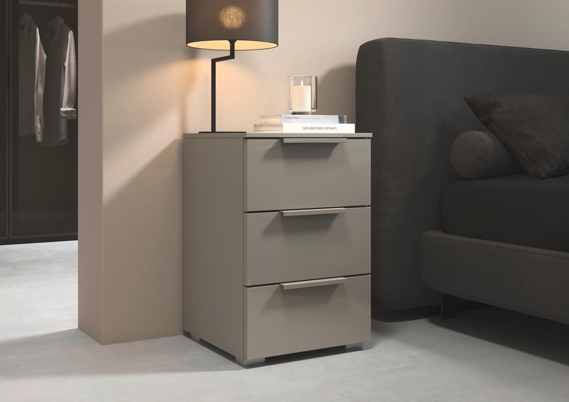 rauch Nachtkommode »Nachttisch Nachtkonsole MONTCLAR Frontauswahl Dekor/Hochglanz/Glas« Breite 40 cm / Höhe 61 cm, inkl. Soft-Close-Funktion,  mit 3 geräumigen Schubladen, viele Griffvarianten MADE IN GERMANY