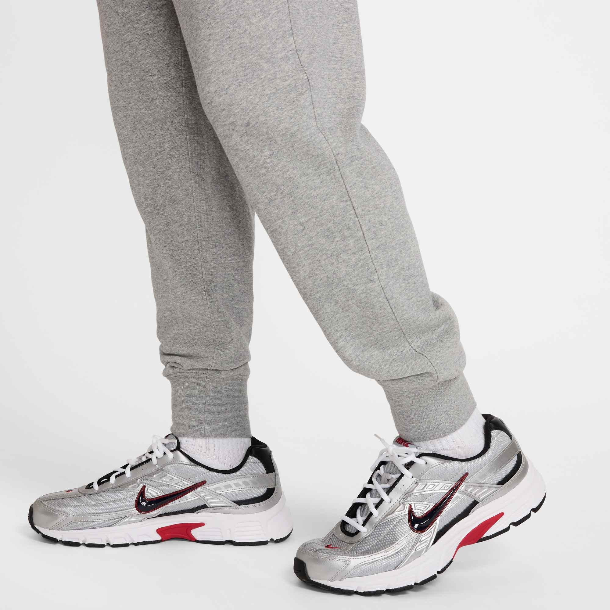 Nike Sportswear Sporthose »M NK CLUB FT JOGGER«  mit Eingrifftaschen und Gesäßtasche, mit Kordelverschluss