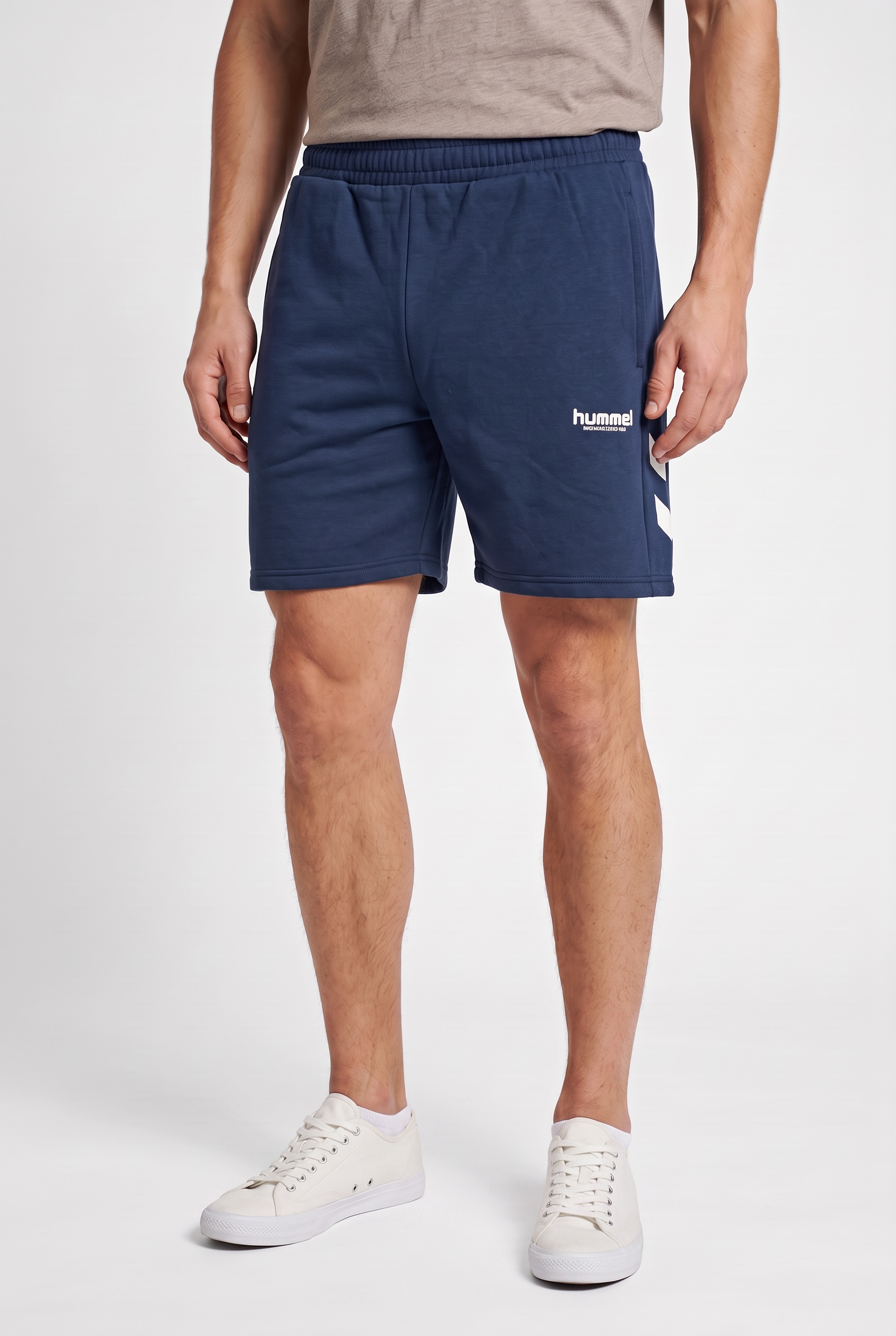 hummel Sweatshorts »HMLLEGACY 2.0 SHORTS«  aus Baumwolle und Polyester, schnelltrocknend, sportlicher Stil