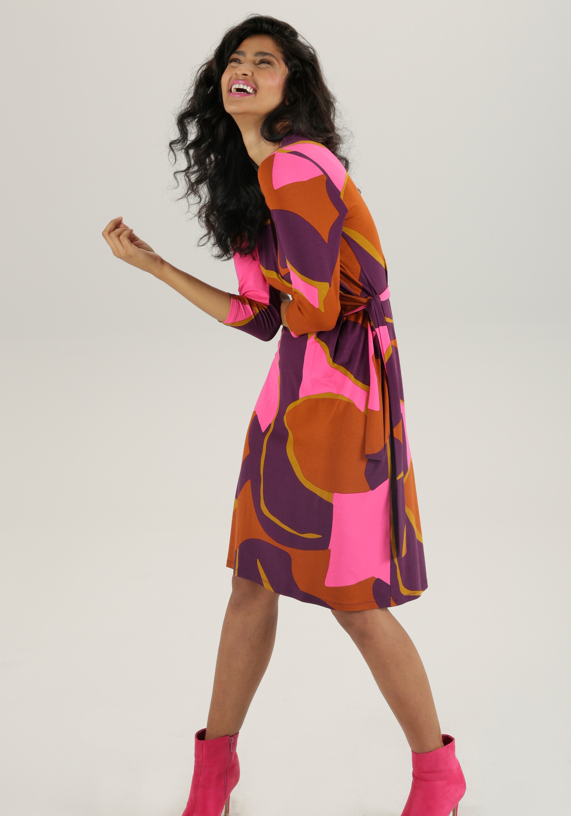 Aniston SELECTED Jerseykleid, mit verführerischem Ausschnitt und trendy Druck