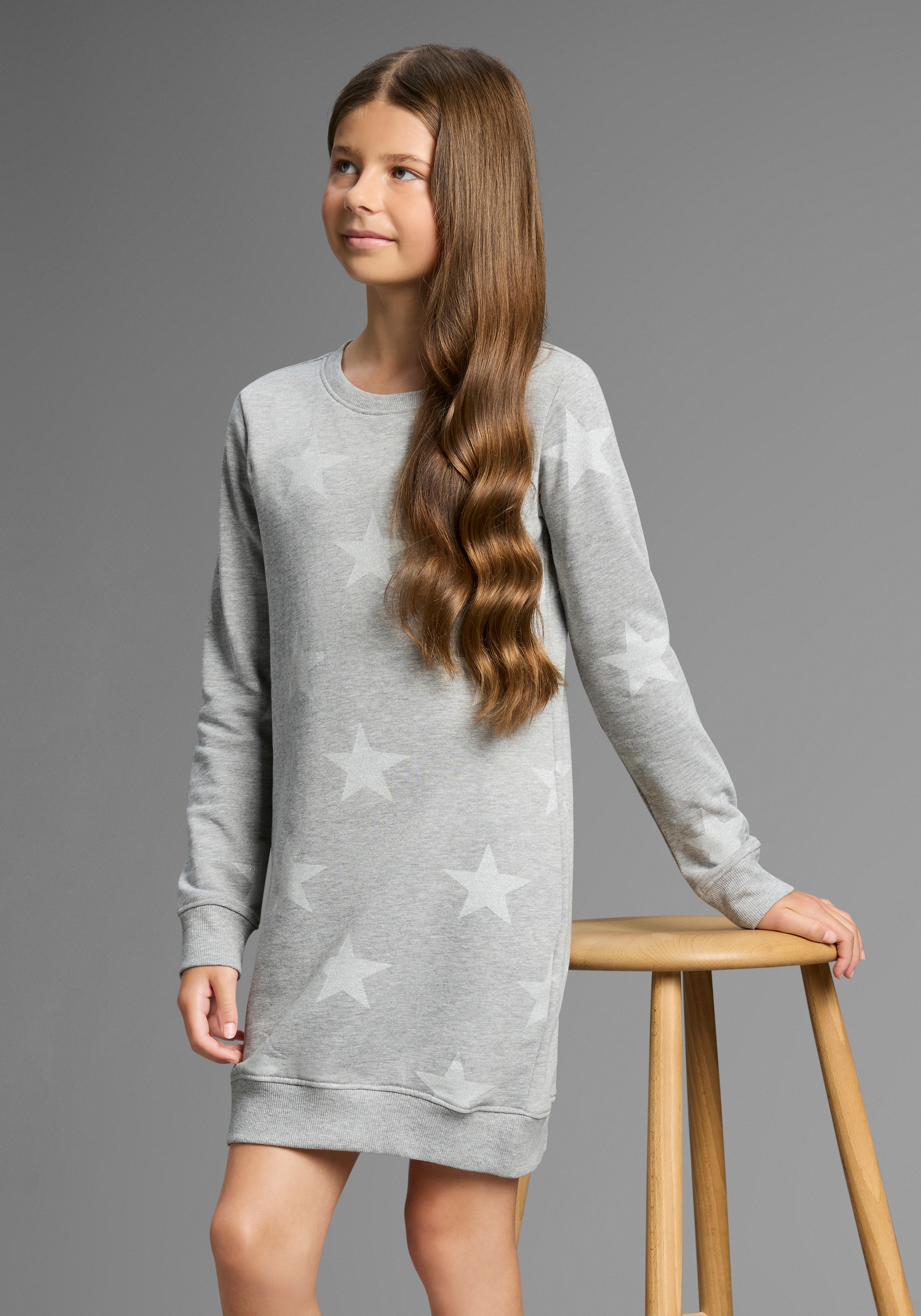 KIDSWORLD Sweatkleid »Sterne-Allover Kleid«, für den Alltag, ca. Mitte Oberschenkel Länge, sportlicher Touch
