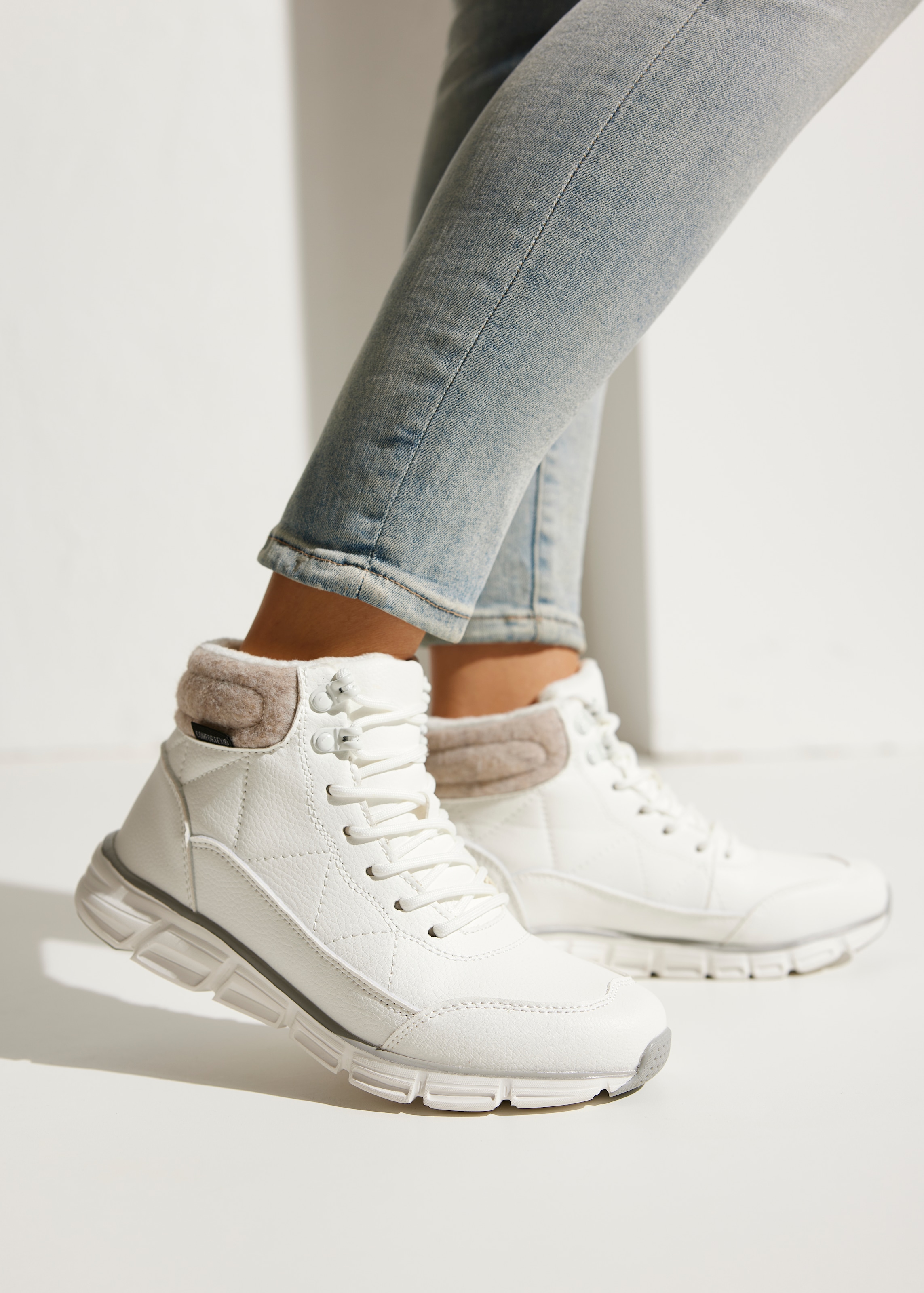 LASCANA Stiefelette »Outdoorstiefelette, Schnürschuh, Boots«, aus wasserabweisendem Material mit Warmfutter