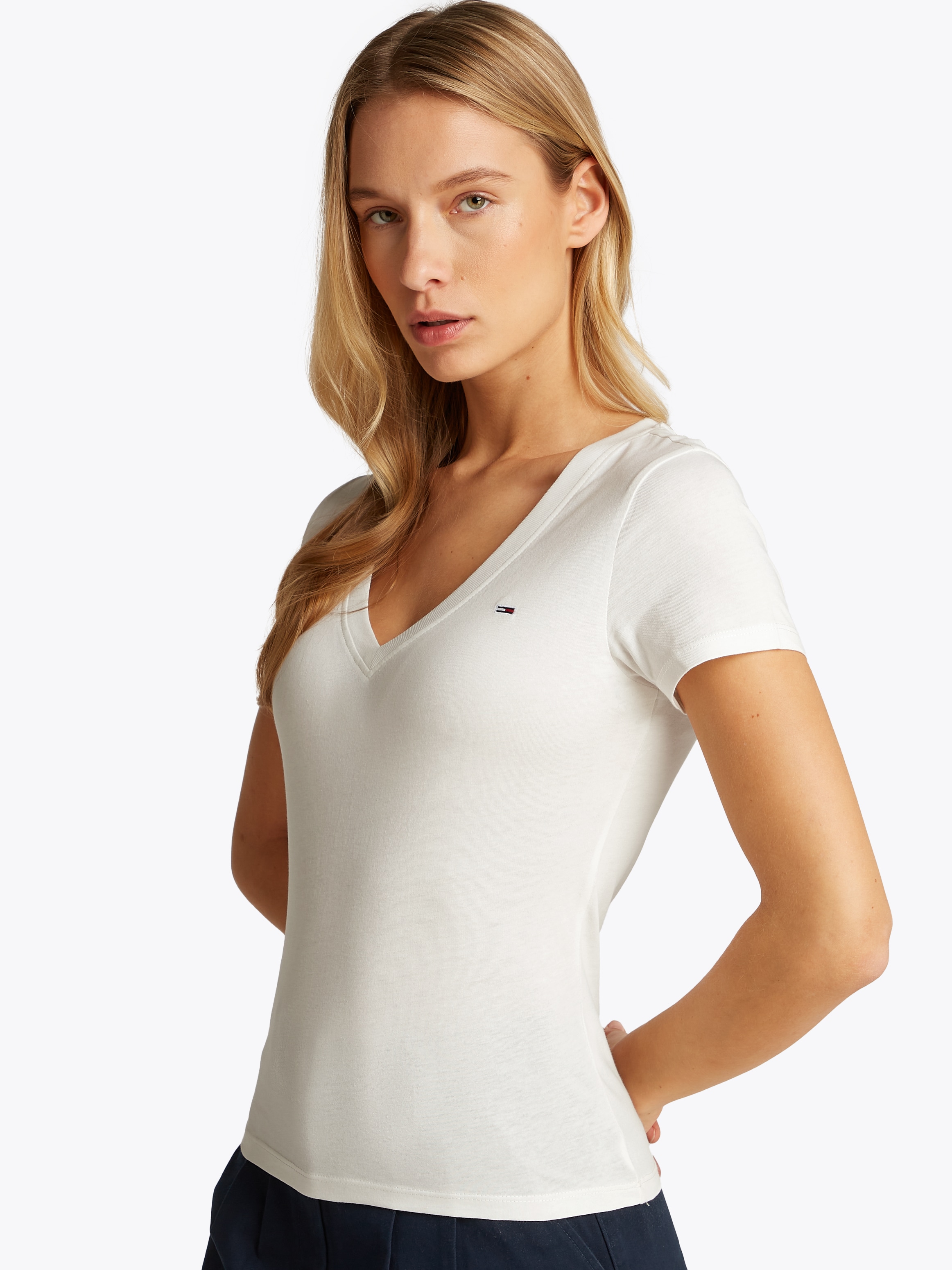 Tommy Jeans T-Shirt »TJW 2PACK V-NECK TEE«, (Packung, 2 tlg., 2-er Pack), mit Logostickerei