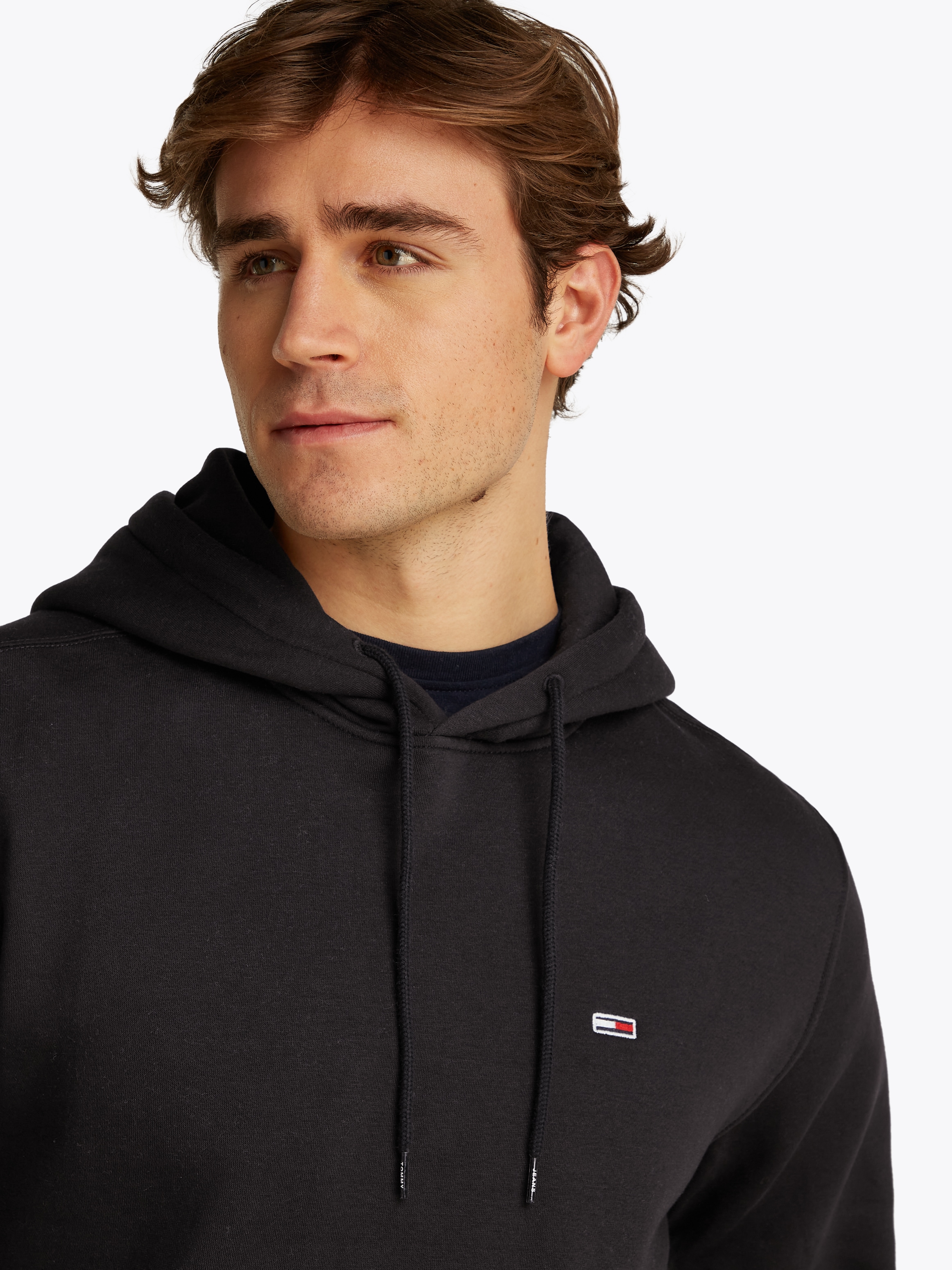 Tommy Jeans Sweatshirt »TJM REG S FLAG HOODIE«, mit bestickten Markenlogo auf Brusthöhe