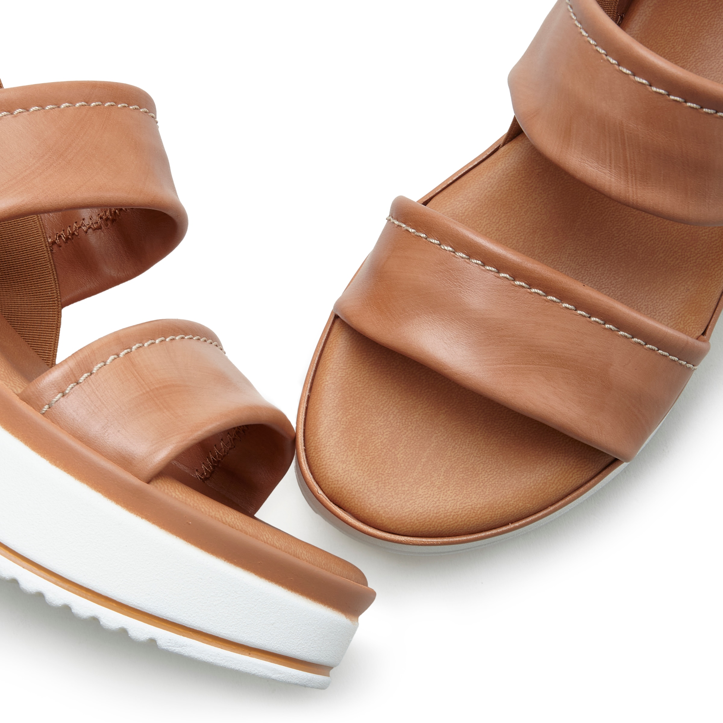 LASCANA Plateausandaletten »Sommerschuh, Sandale, Sandalette, offener Schuh,«, Sandalette aus Leder mit modisch bequemer Plateausohle