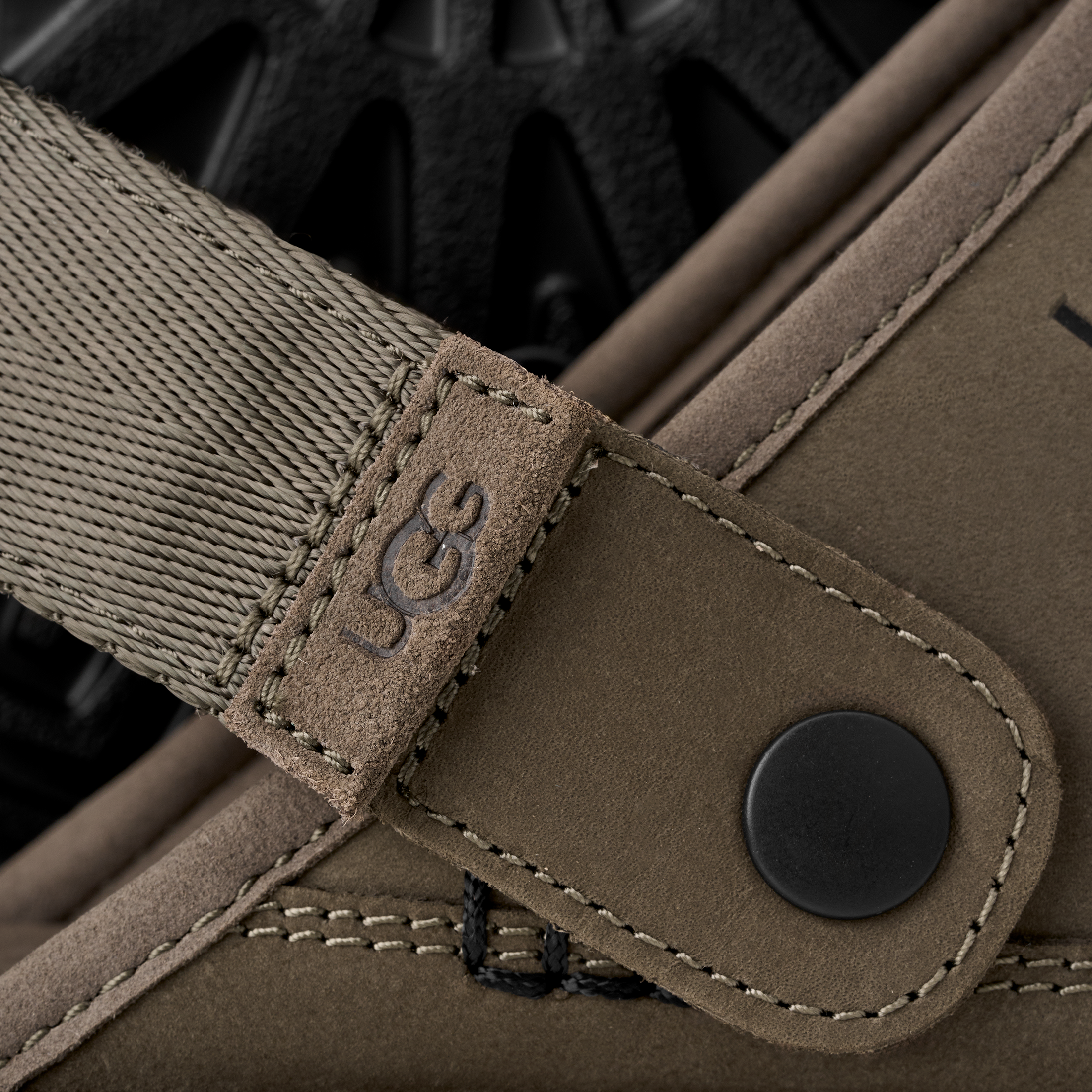 UGG Clog »GOLDENCOAST CLOG II NUBUCK«  Mule, Sabot, Hausschuh, Fußbett mit Memory-Schaum