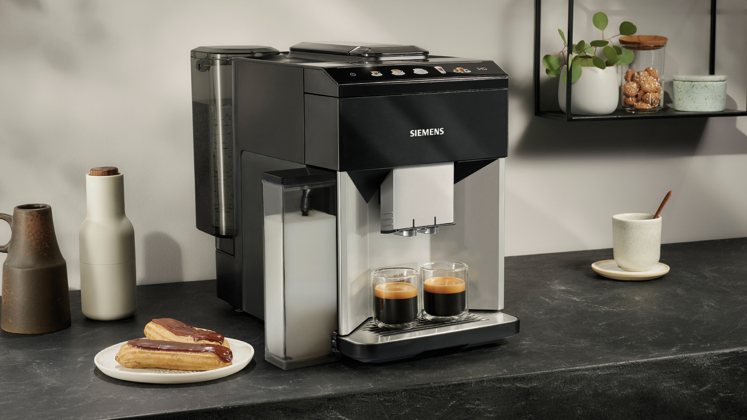 SIEMENS Kaffeevollautomat »EQ500 integral TQ513D01, viele Kaffeespezialitäten, OneTouch-Funktion«, integrierter Milchbehälter, automat. Dampfreinigung, daylight silber