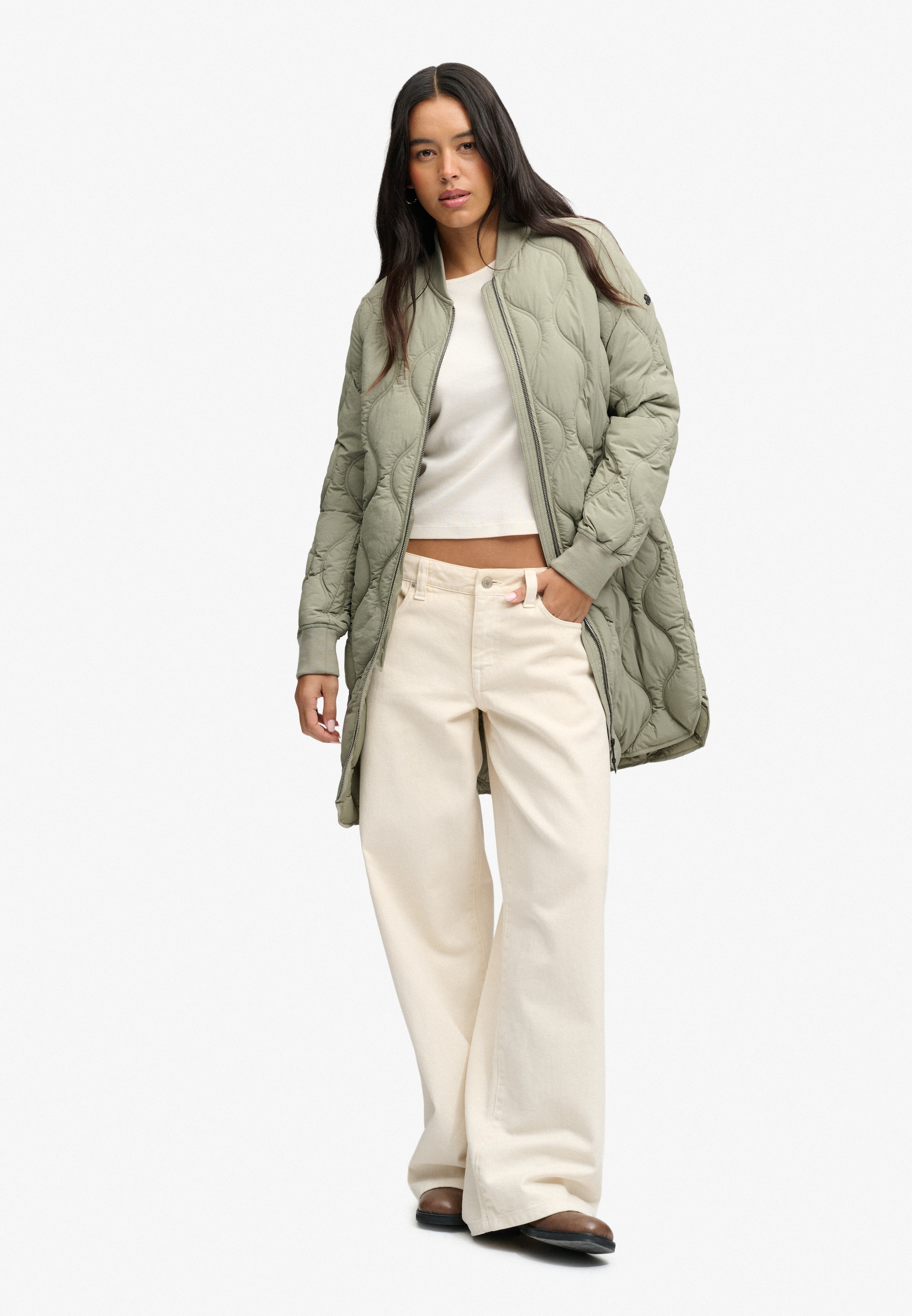 Superdry Steppjacke »LONG ONION QUILT LINER JKT« mit Obermaterial aus Nylon, Relaxed Fit, pflegeleicht, unifarben